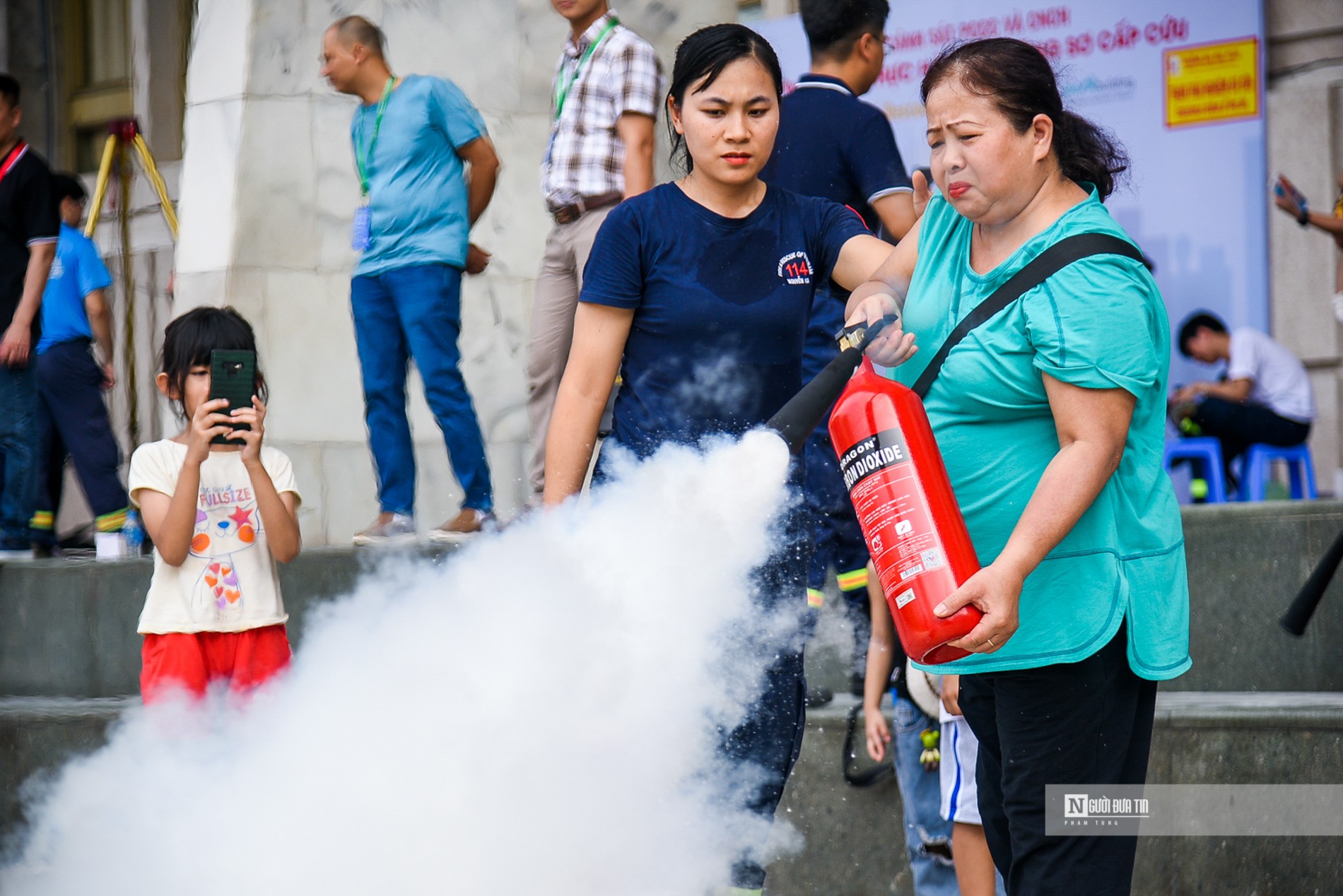 Dân sinh - Học sinh Thủ đô thích thú tham gia chữa cháy	 (Hình 9).