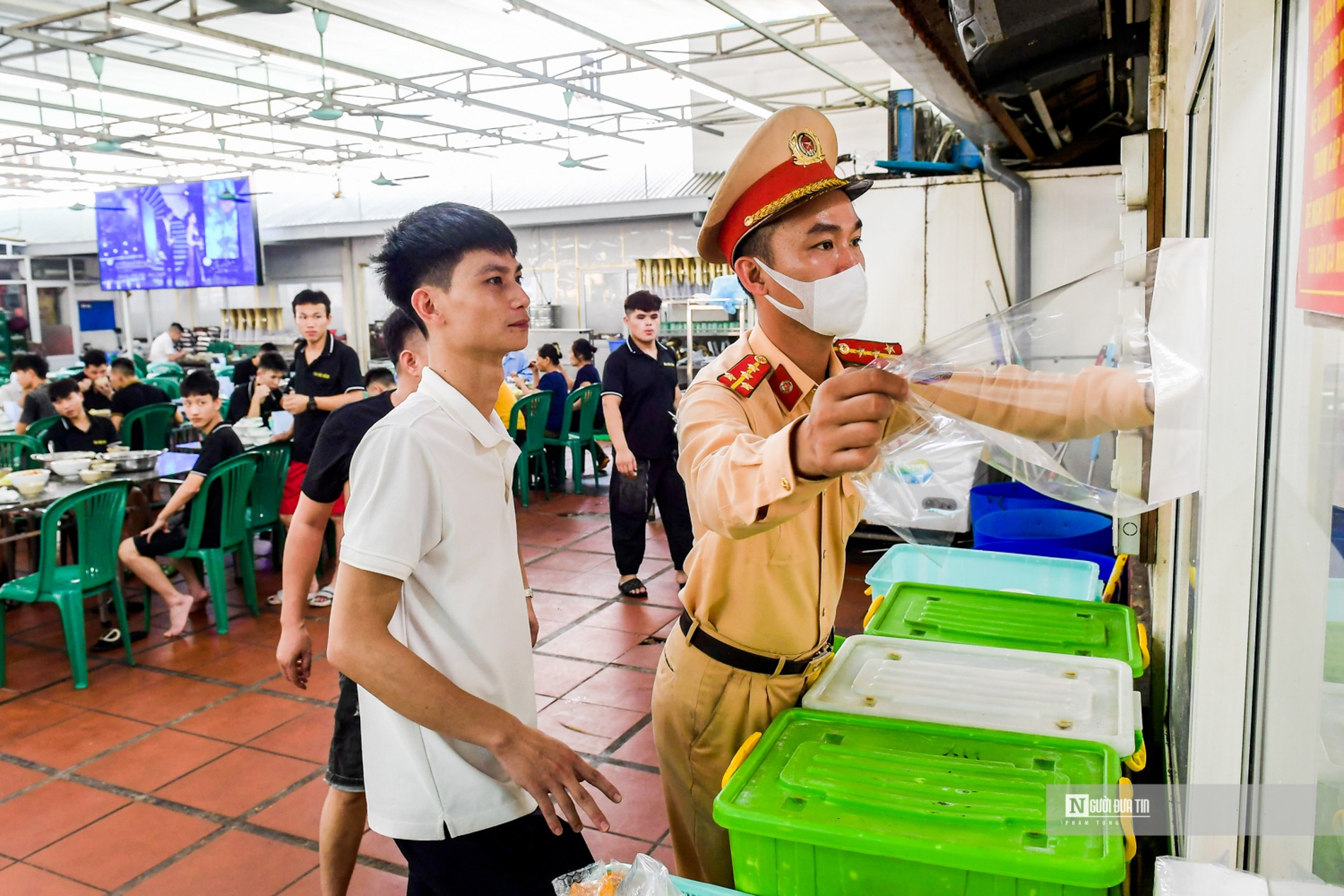 Dân sinh - GSGT dán áp phích “đã uống rượu bia không lái xe” tại từng quán nhậu (Hình 8).