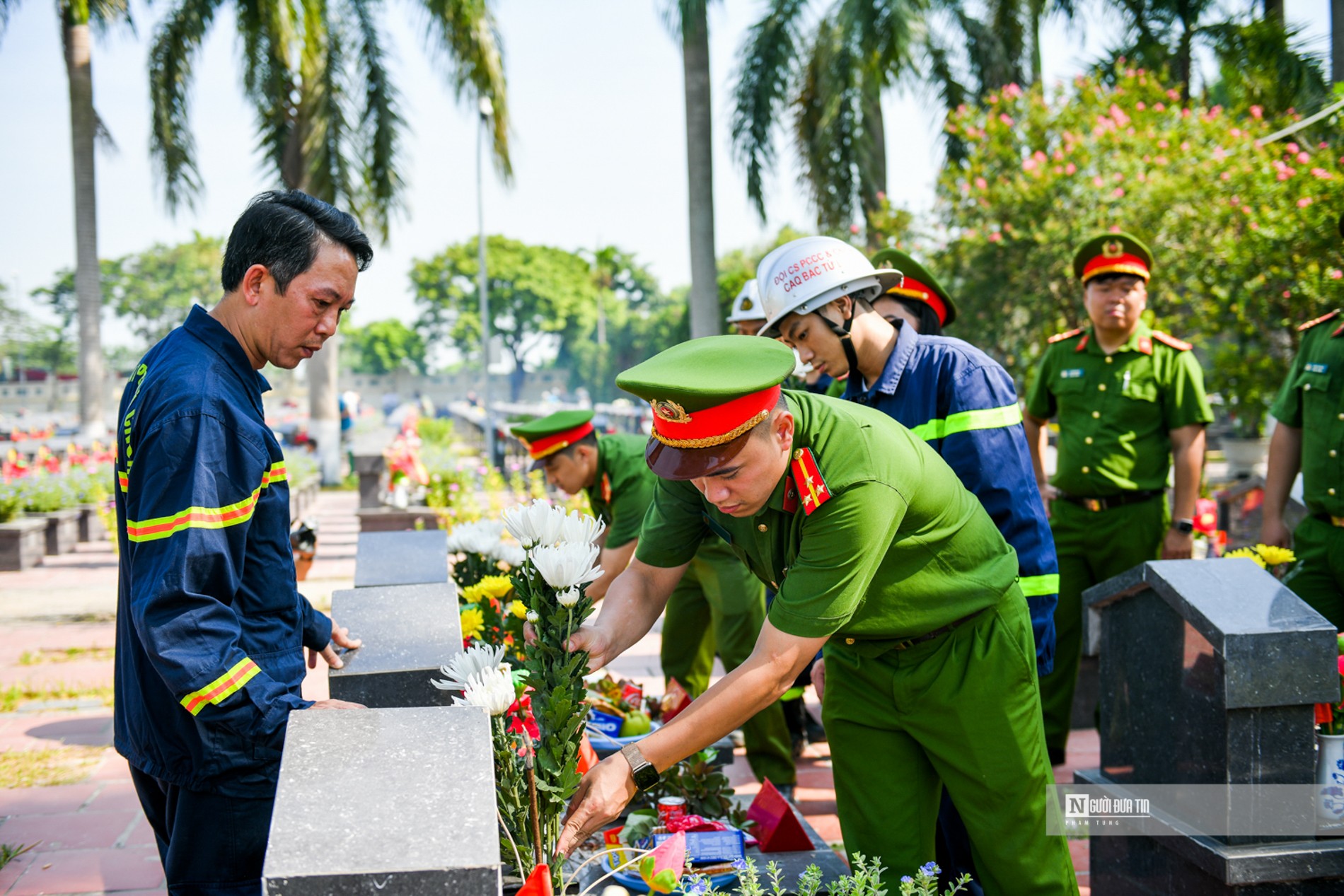 Dân sinh - Cảnh sát PCCC dâng hương tri ân các anh hùng liệt sỹ (Hình 5).