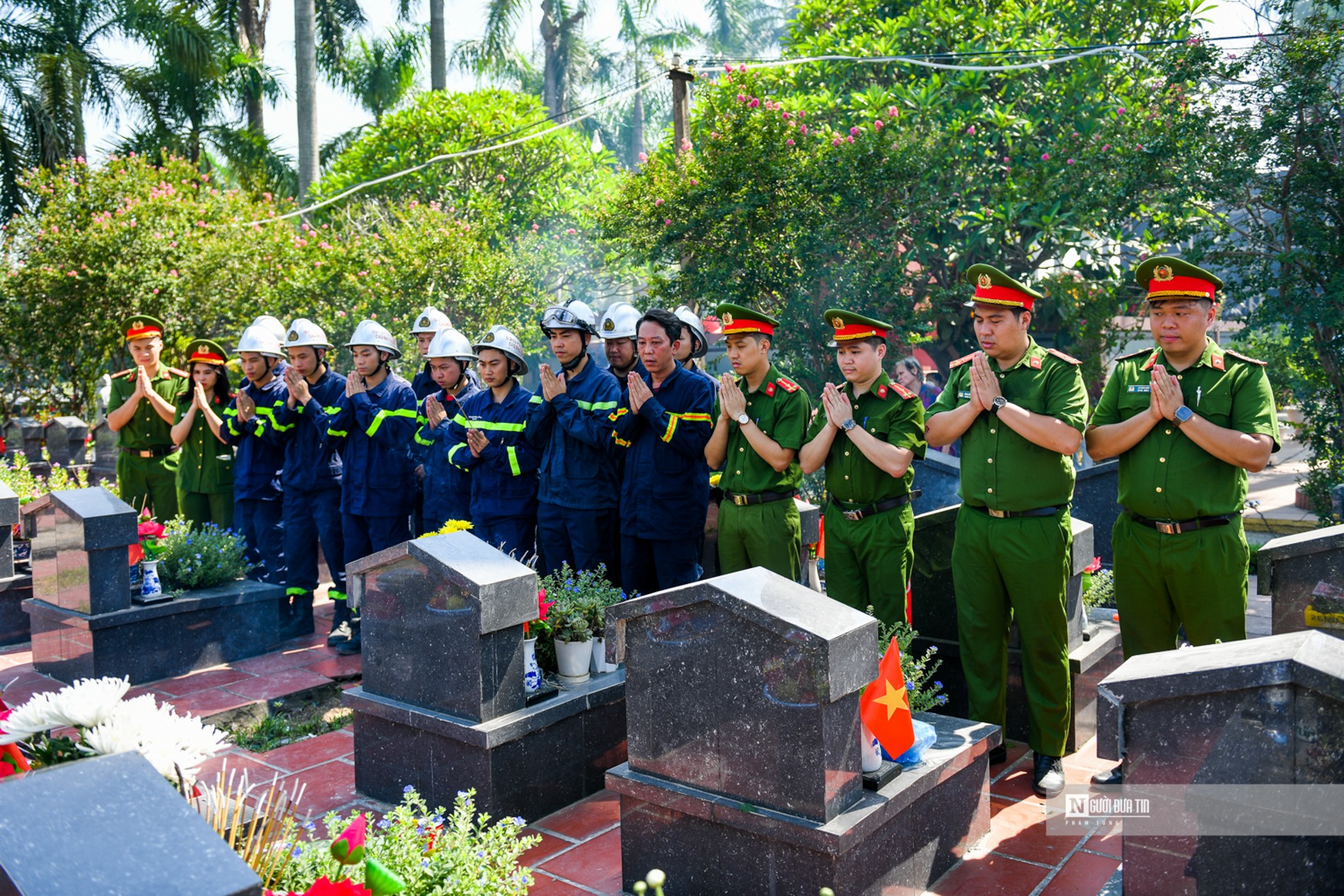 Dân sinh - Cảnh sát PCCC dâng hương tri ân các anh hùng liệt sỹ (Hình 8).