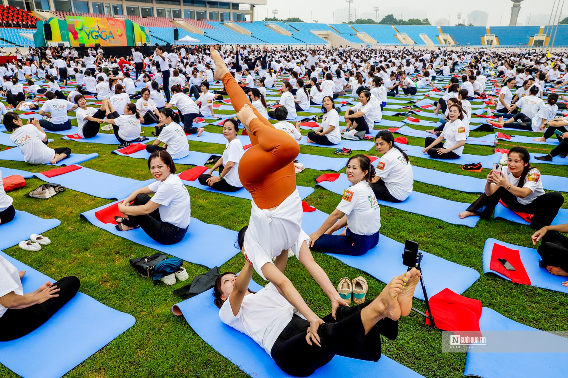 Dân sinh - Kỷ lục 5.000 người đồng diễn Yoga tại SVĐ Mỹ Đình (Hình 4).