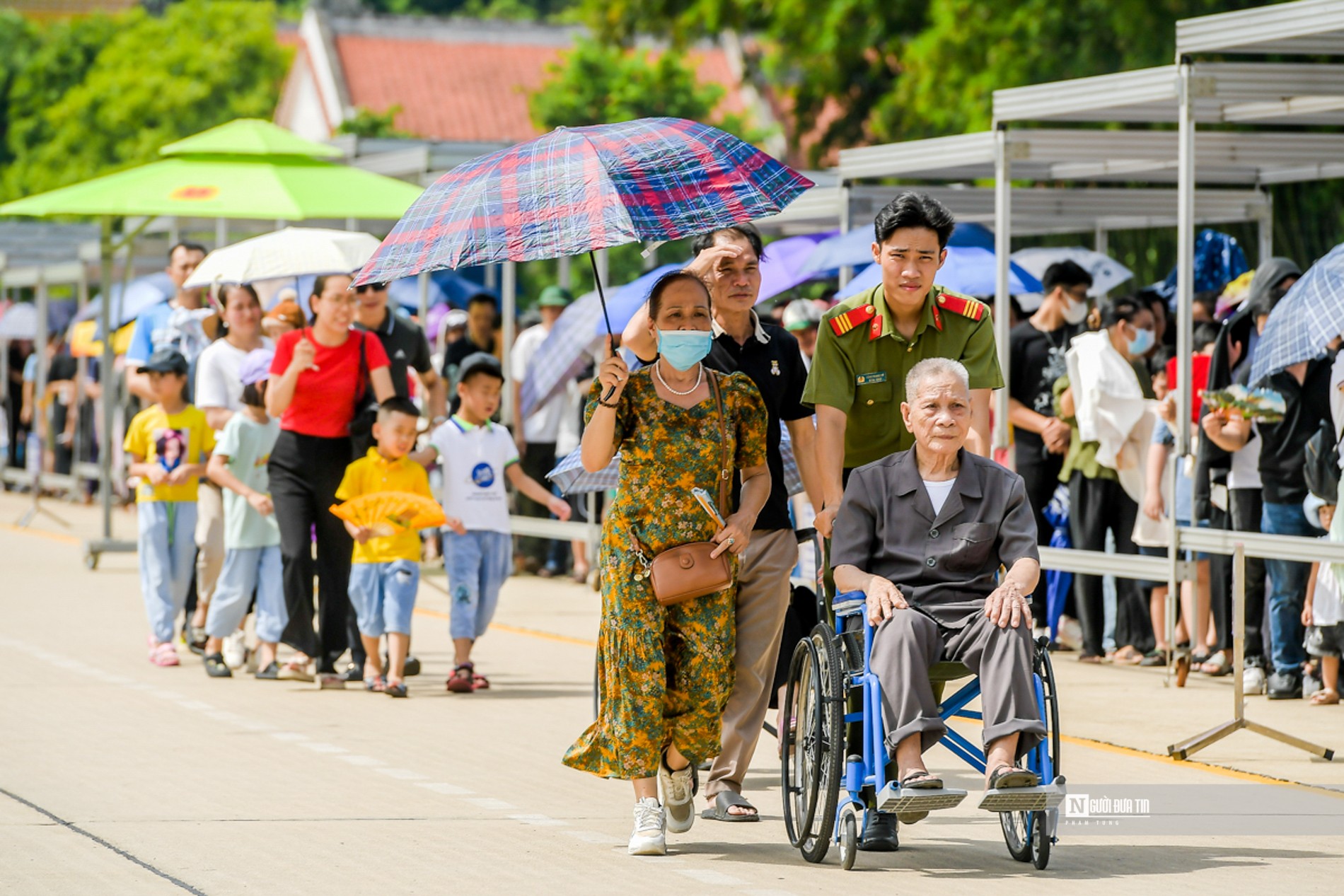 Dân sinh - Hàng vạn người đội nắng, xếp hàng vào Lăng viếng Bác ngày Quốc khánh (Hình 5).