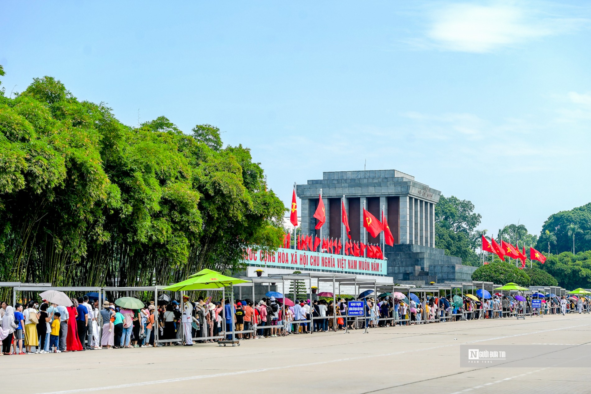 Dân sinh - Hàng vạn người đội nắng, xếp hàng vào Lăng viếng Bác ngày Quốc khánh (Hình 9).