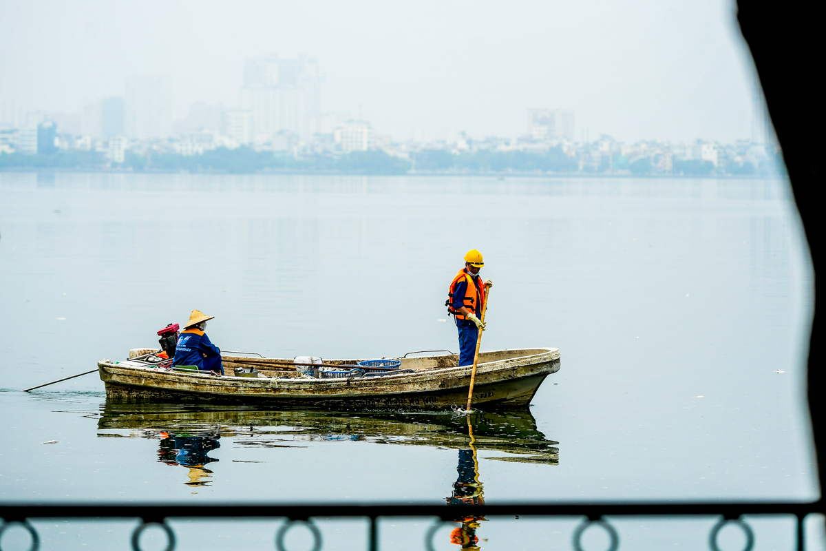 Dân sinh - Hà Nội: Cá chết hàng loạt, bốc mùi hôi thối nồng nặc trên Hồ Tây (Hình 5).