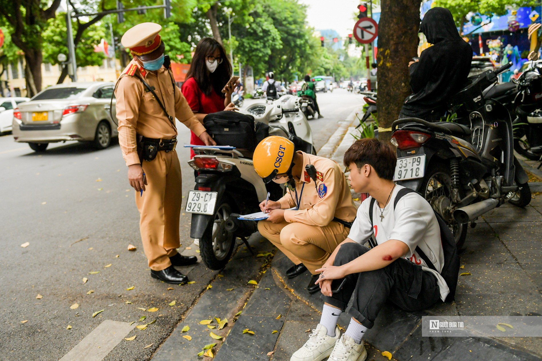 Dân sinh - Hà Nội: Xử phạt nhiều học sinh, sinh viên không đội mũ bảo hiểm (Hình 12).