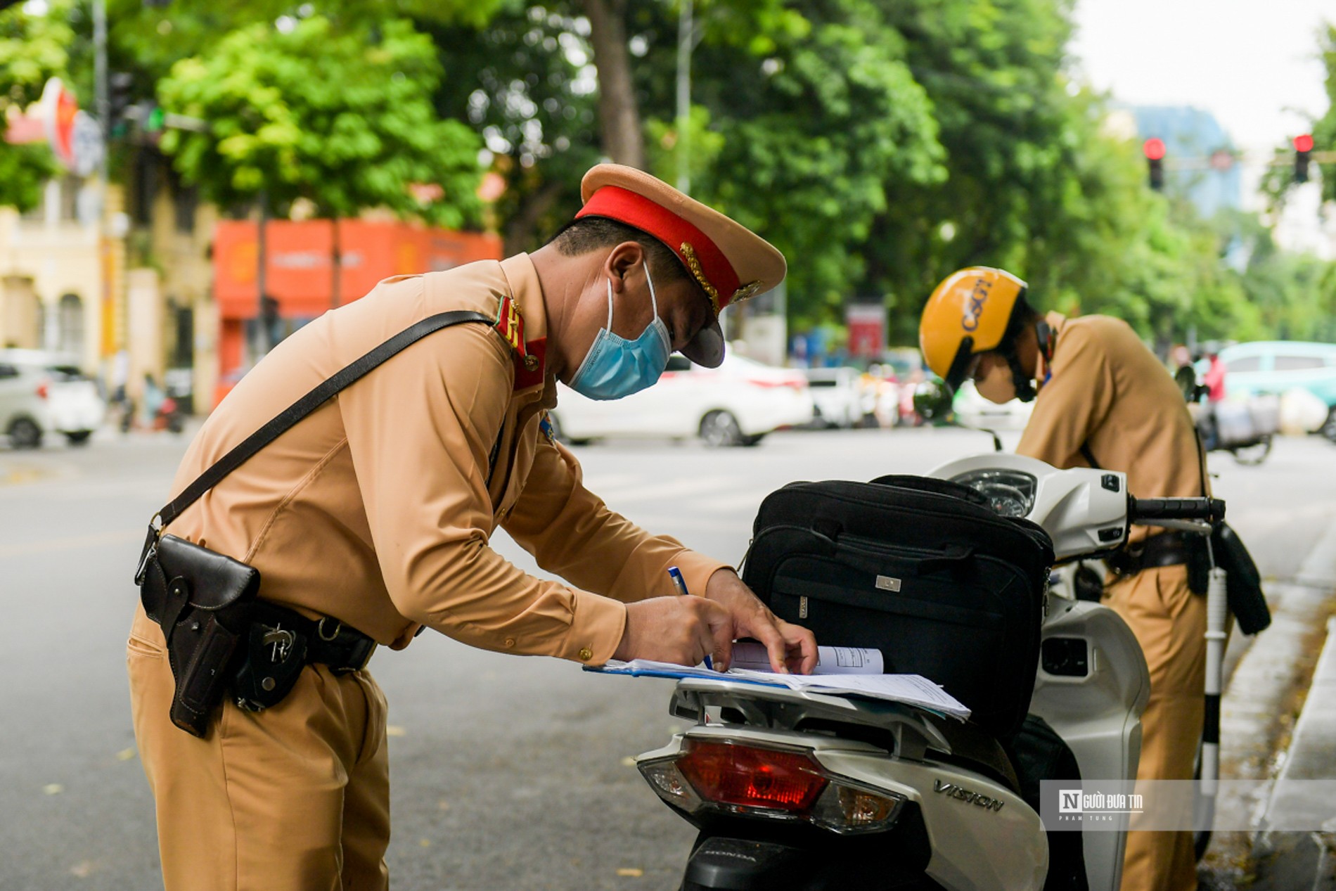 Dân sinh - Hà Nội: Xử phạt nhiều học sinh, sinh viên không đội mũ bảo hiểm (Hình 3).