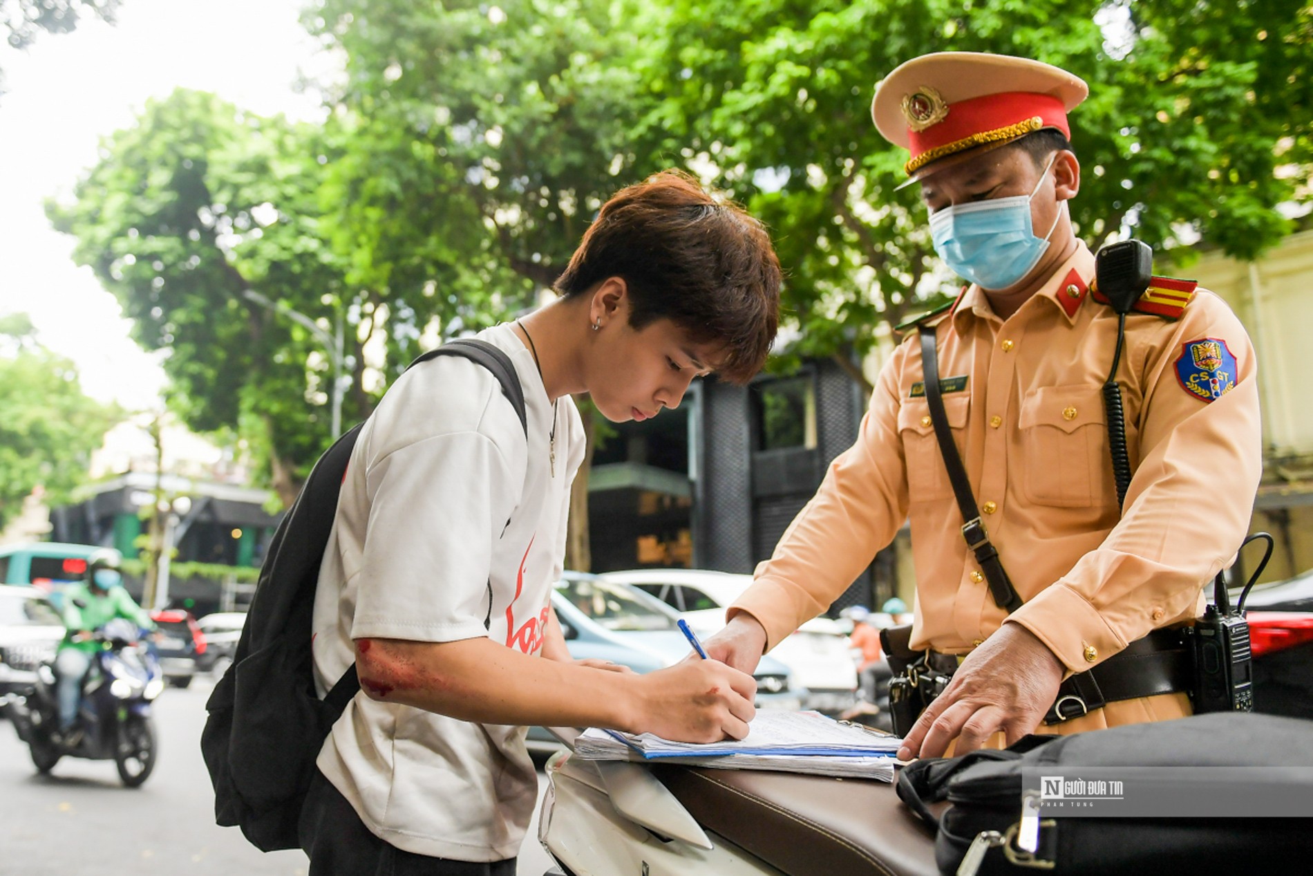 Dân sinh - Hà Nội: Xử phạt nhiều học sinh, sinh viên không đội mũ bảo hiểm (Hình 7).