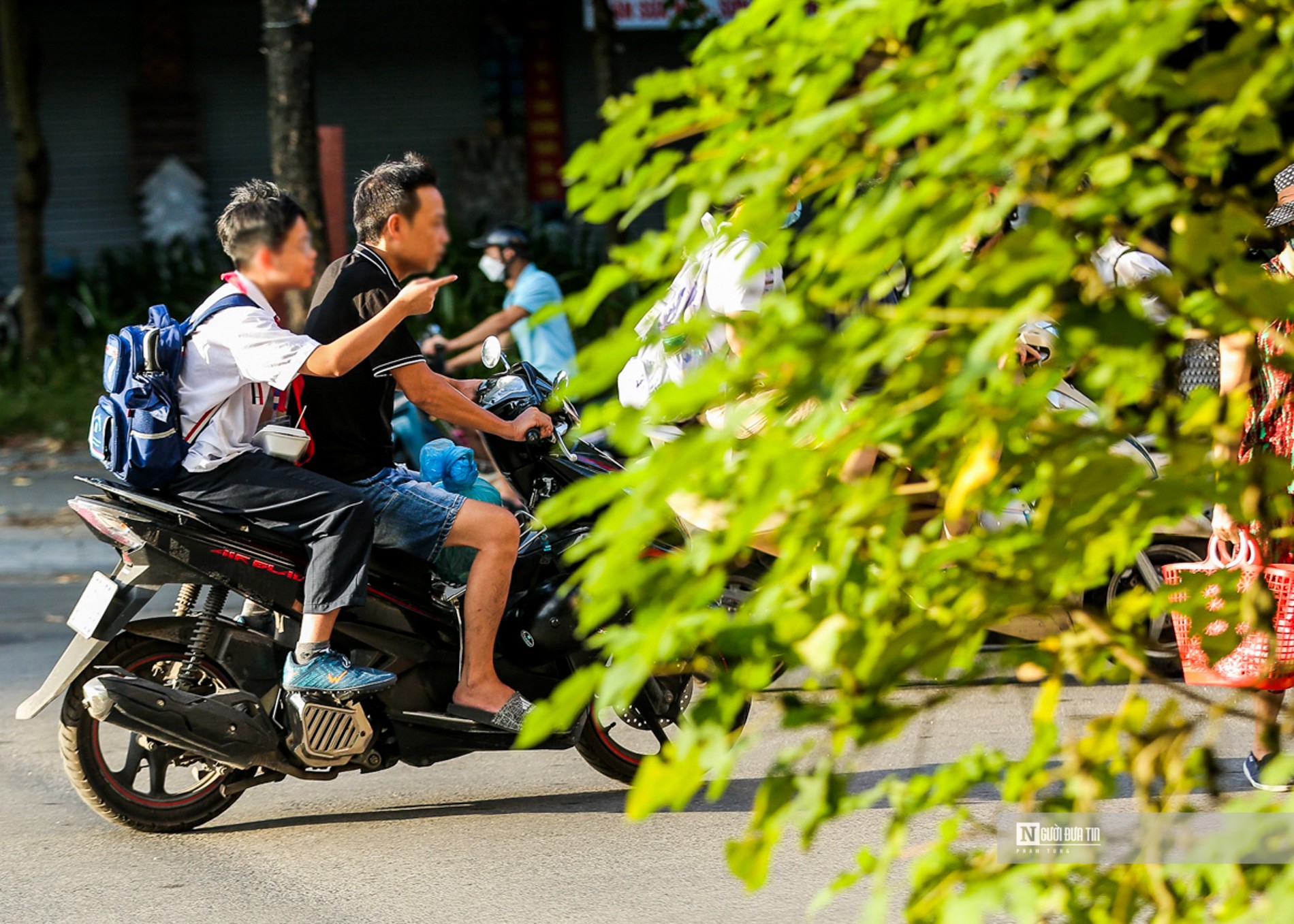 Dân sinh - Liên tục phát hiện các trường hợp học sinh “đầu trần” đi xe gắn máy (Hình 3).