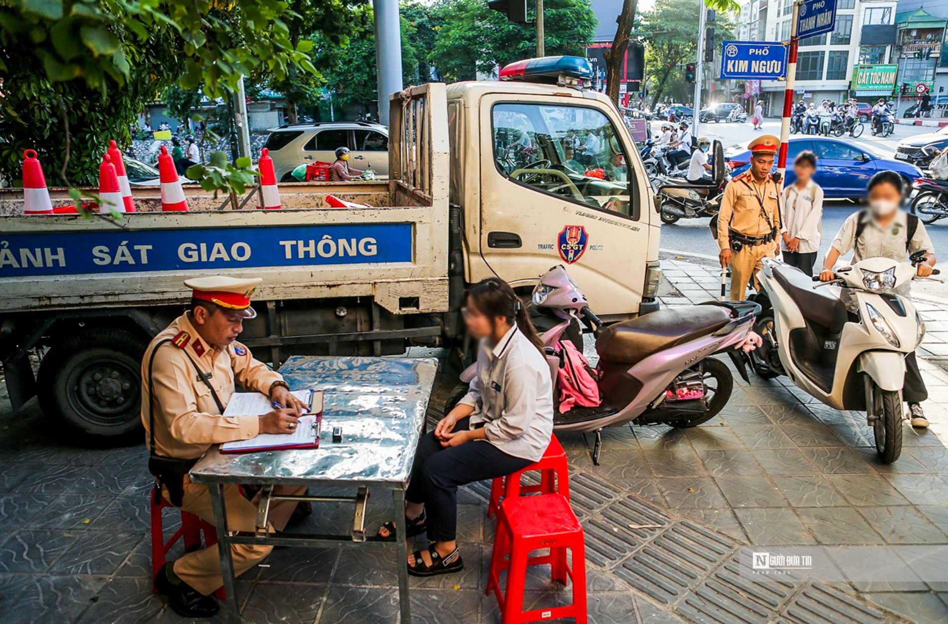 Dân sinh - Liên tục phát hiện các trường hợp học sinh “đầu trần” đi xe gắn máy