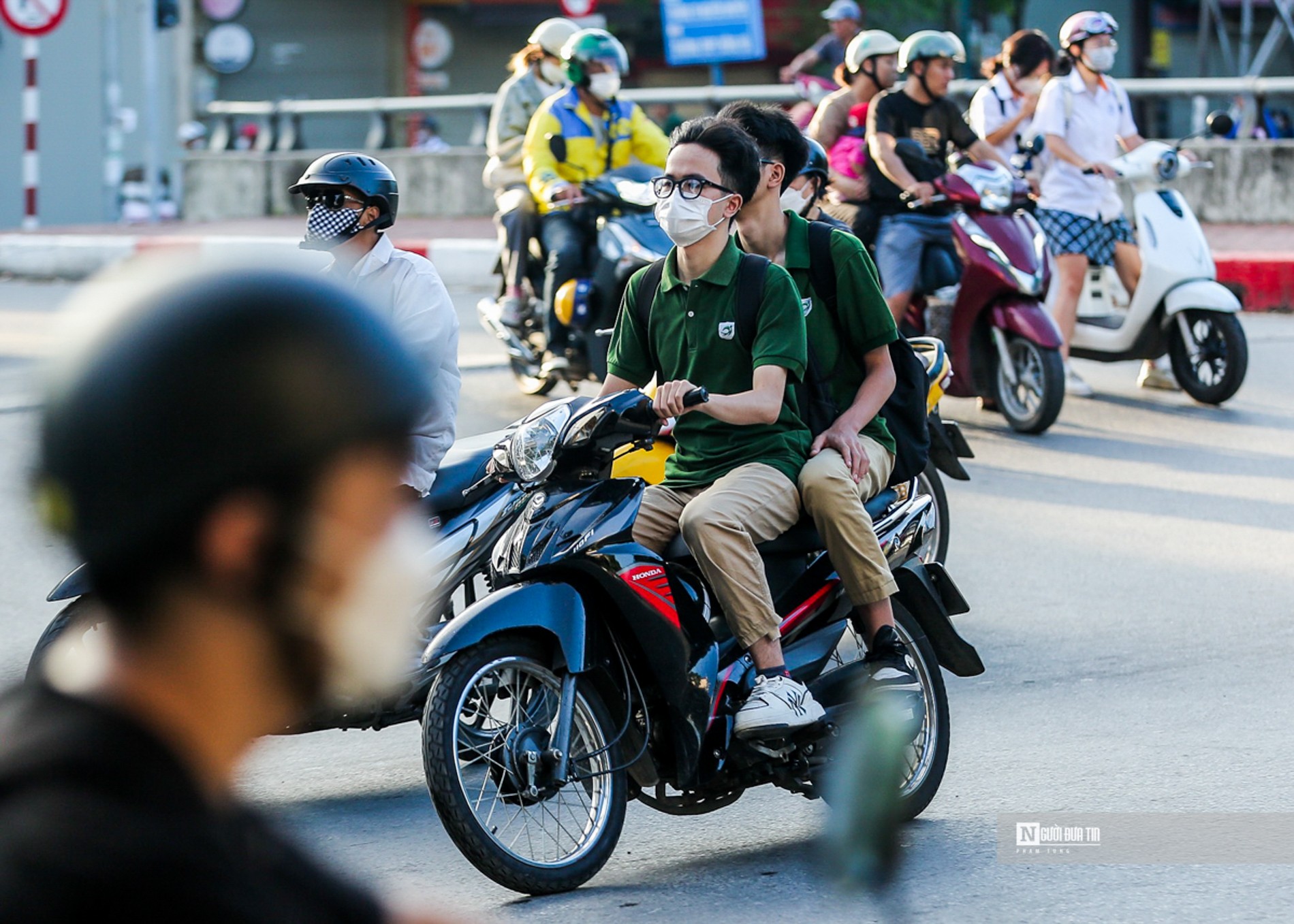 Dân sinh - Liên tục phát hiện các trường hợp học sinh “đầu trần” đi xe gắn máy (Hình 2).