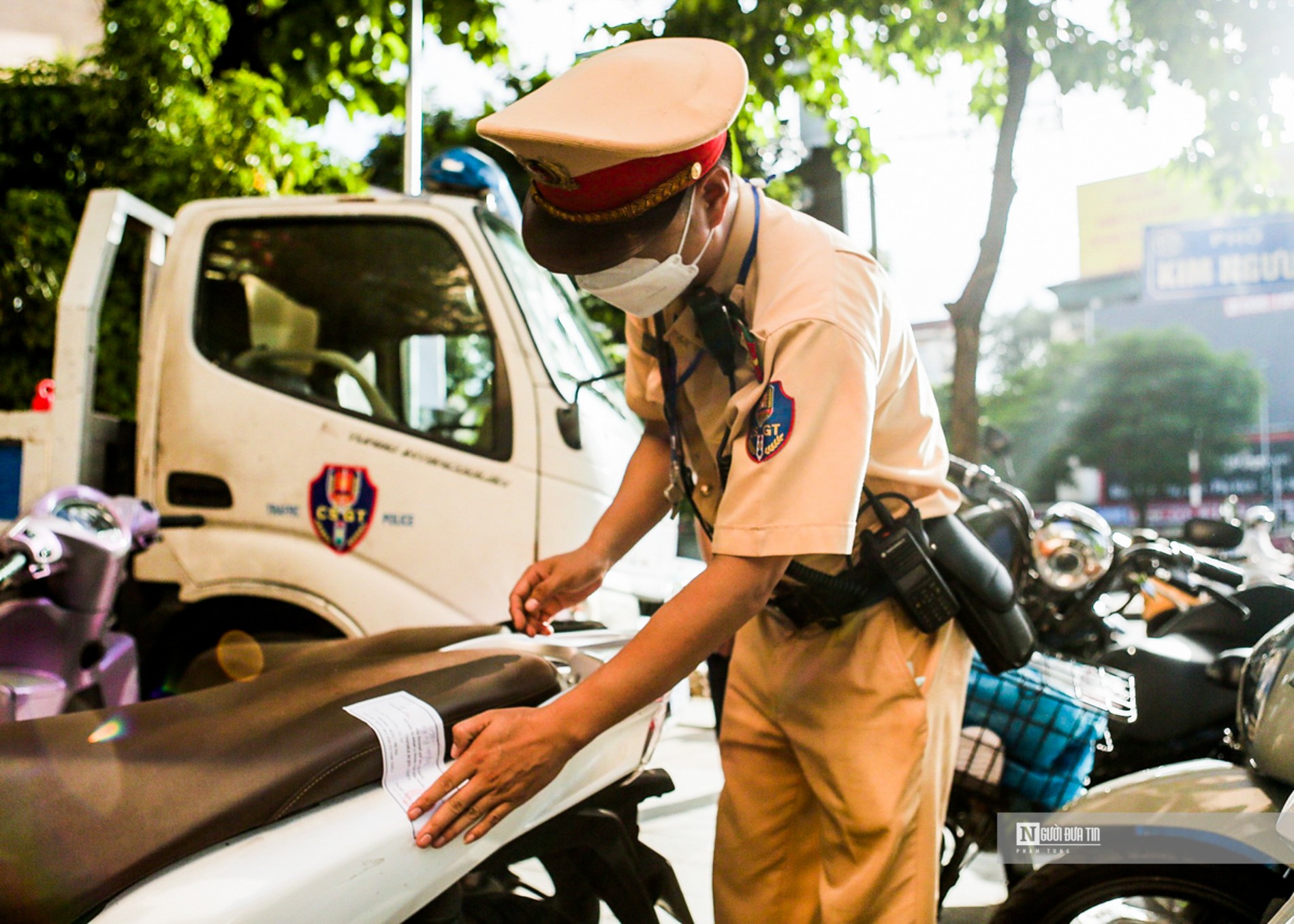 Dân sinh - Liên tục phát hiện các trường hợp học sinh “đầu trần” đi xe gắn máy (Hình 8).