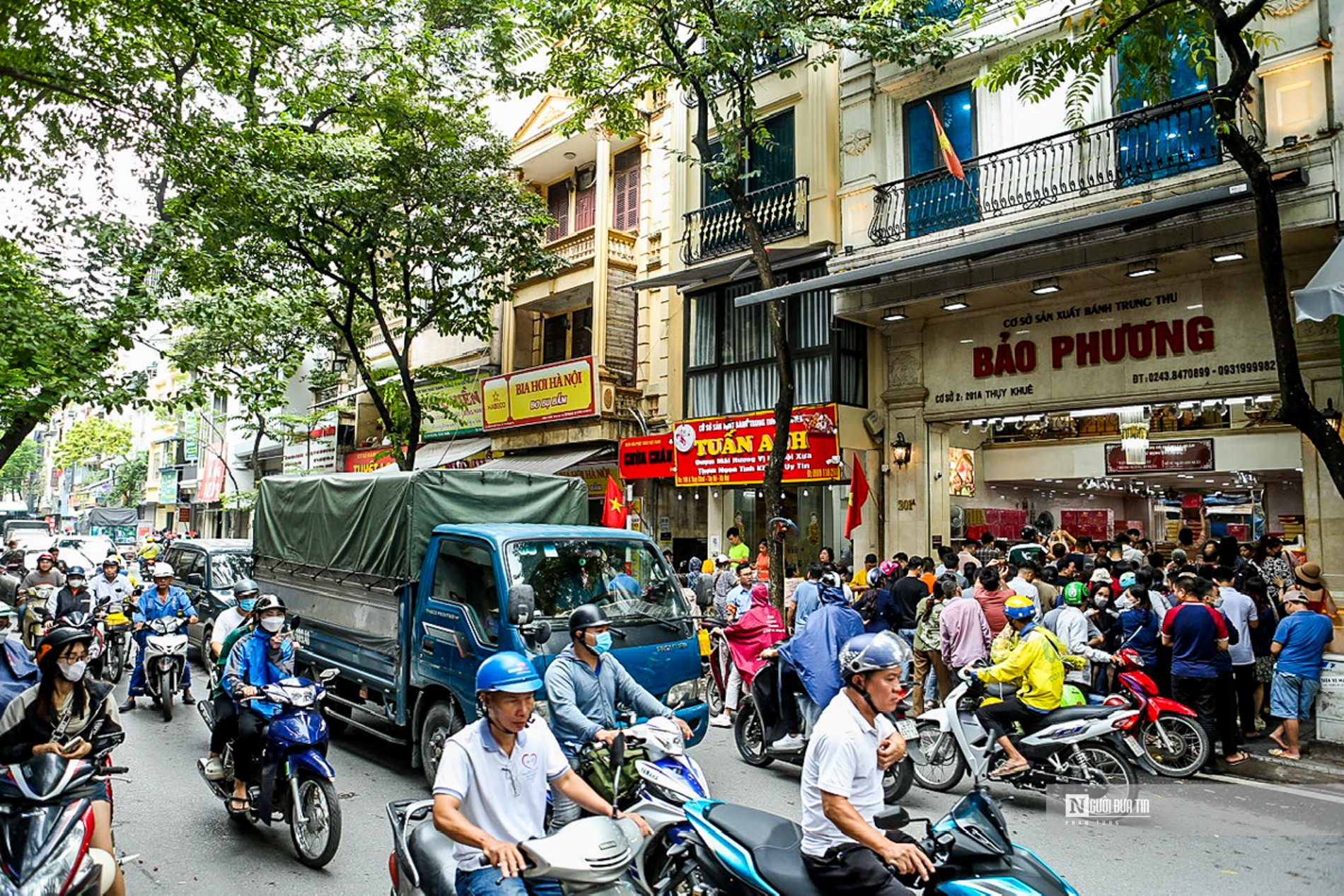 Dân sinh - Người dân đội mưa xếp hàng dài mua bánh Trung thu cổ truyền (Hình 11).