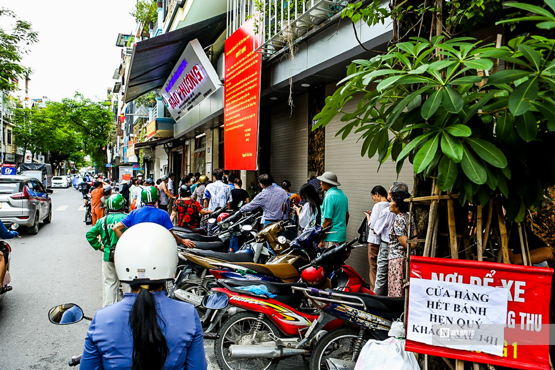 Dân sinh - Người dân đội mưa xếp hàng dài mua bánh Trung thu cổ truyền (Hình 6).