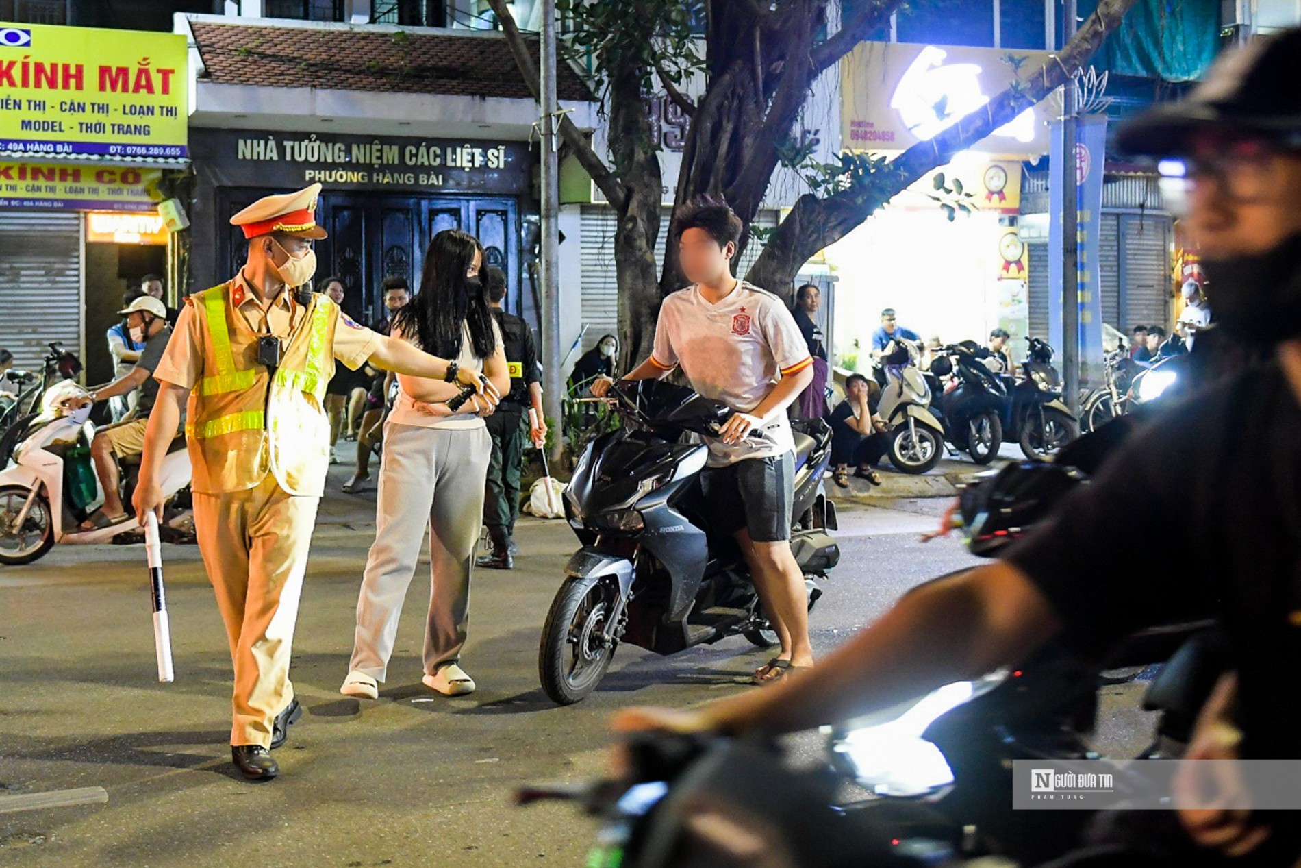 An ninh - Hình sự - Nhiều thanh niên lạng lách, tăng ga vào tổ 141 nhằm “thông chốt' (Hình 2).