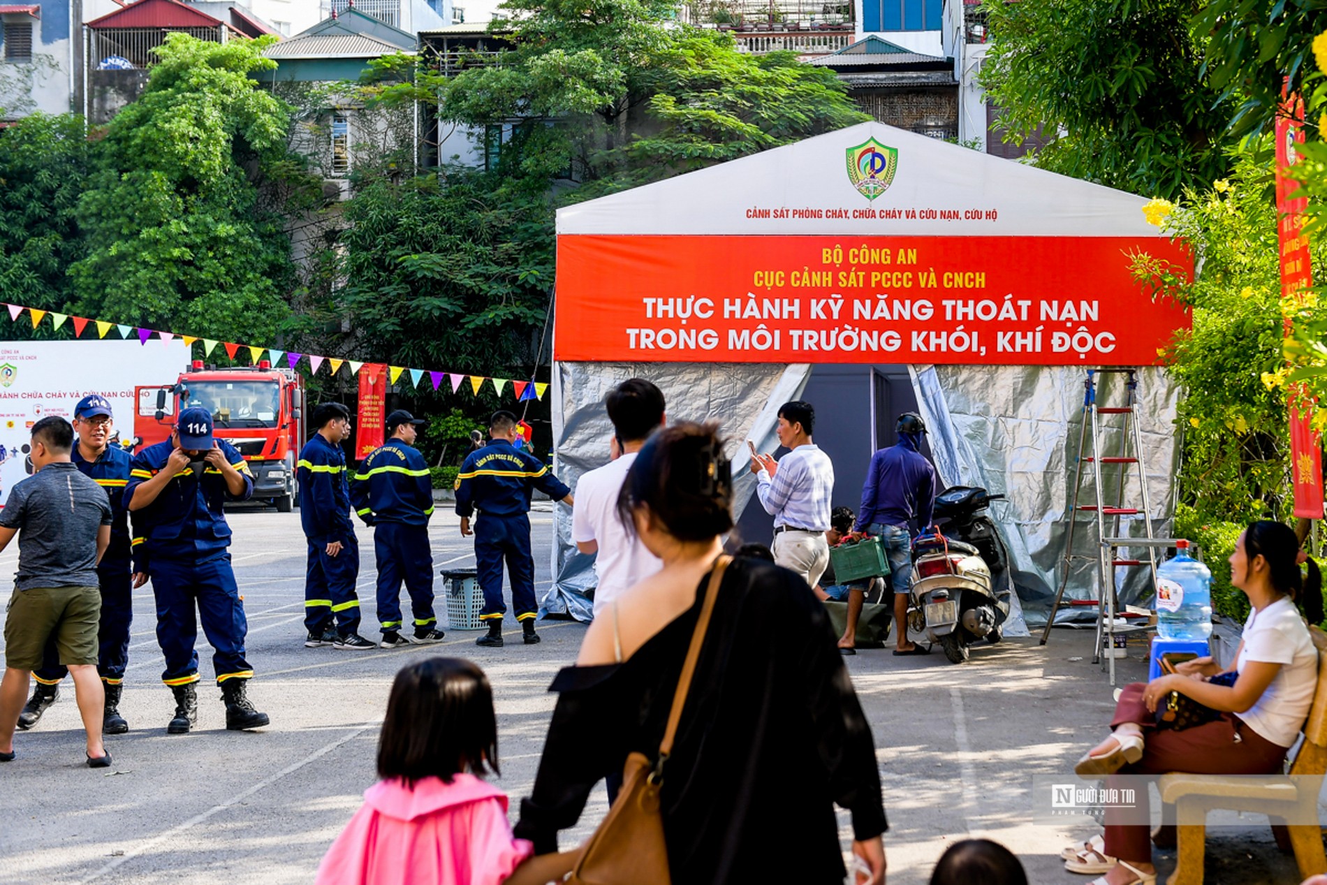 Dân sinh - Hàng trăm em nhỏ thích thú trải nghiệm kỹ năng chữa cháy (Hình 11).