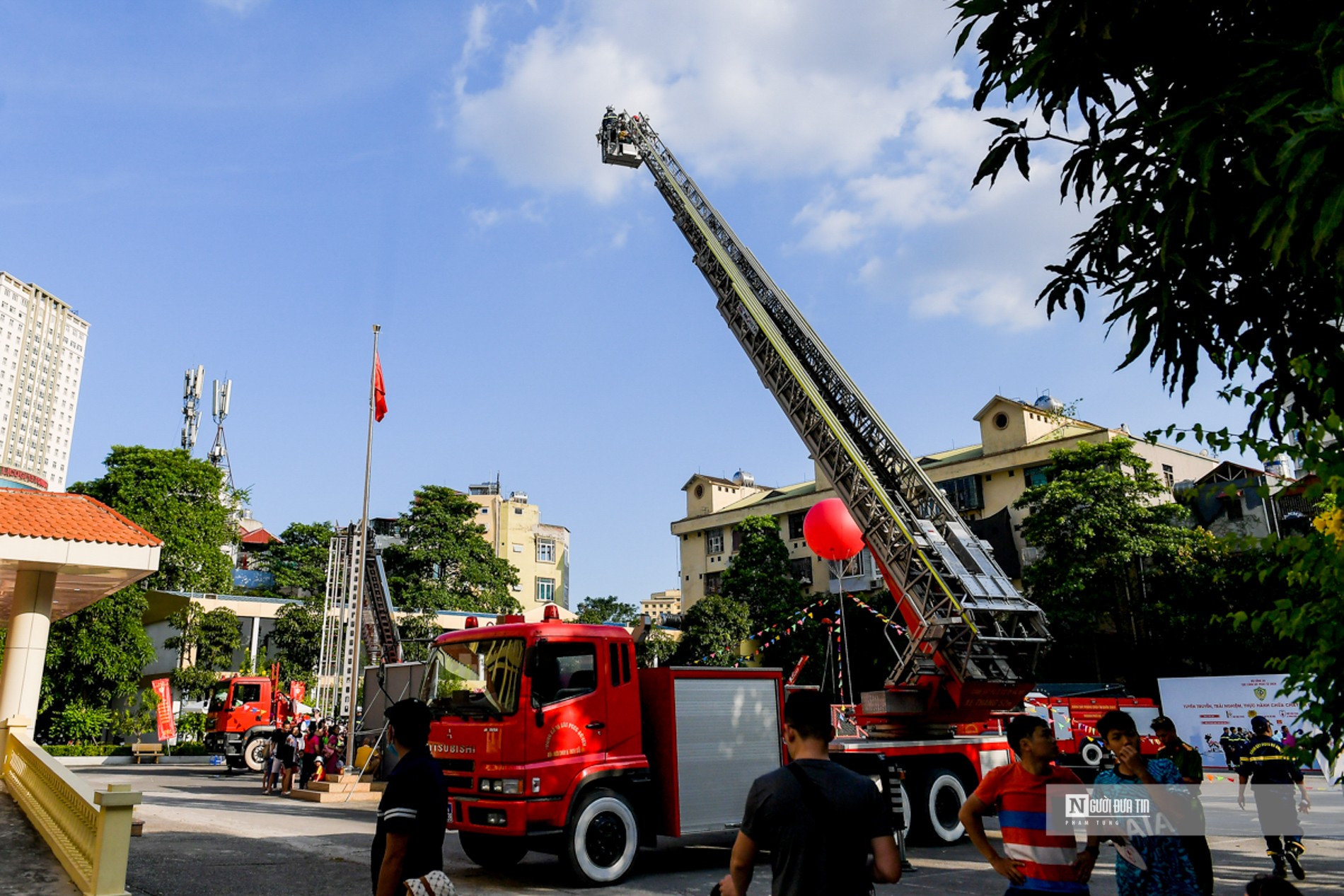 Dân sinh - Hàng trăm em nhỏ thích thú trải nghiệm kỹ năng chữa cháy