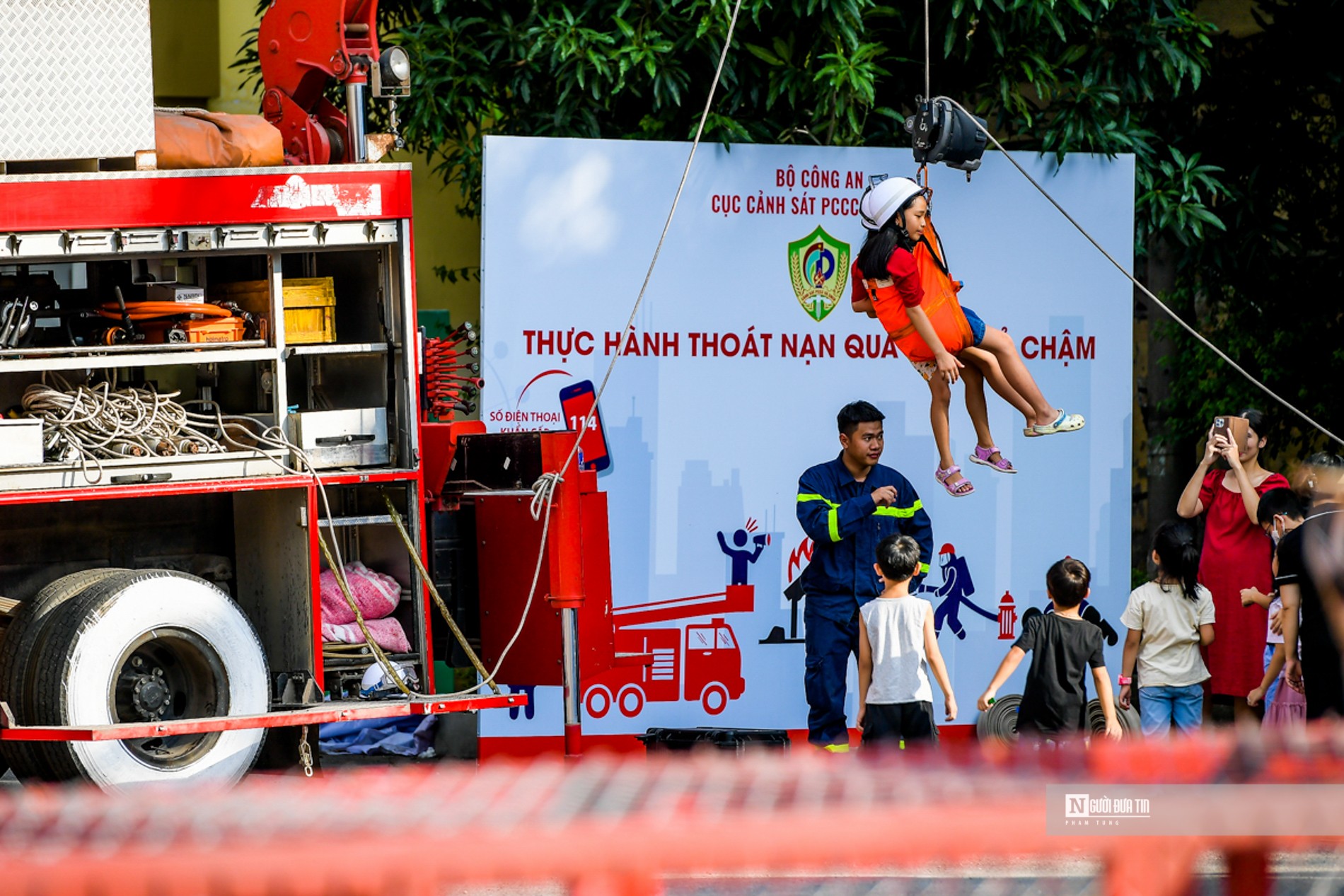 Dân sinh - Hàng trăm em nhỏ thích thú trải nghiệm kỹ năng chữa cháy (Hình 10).