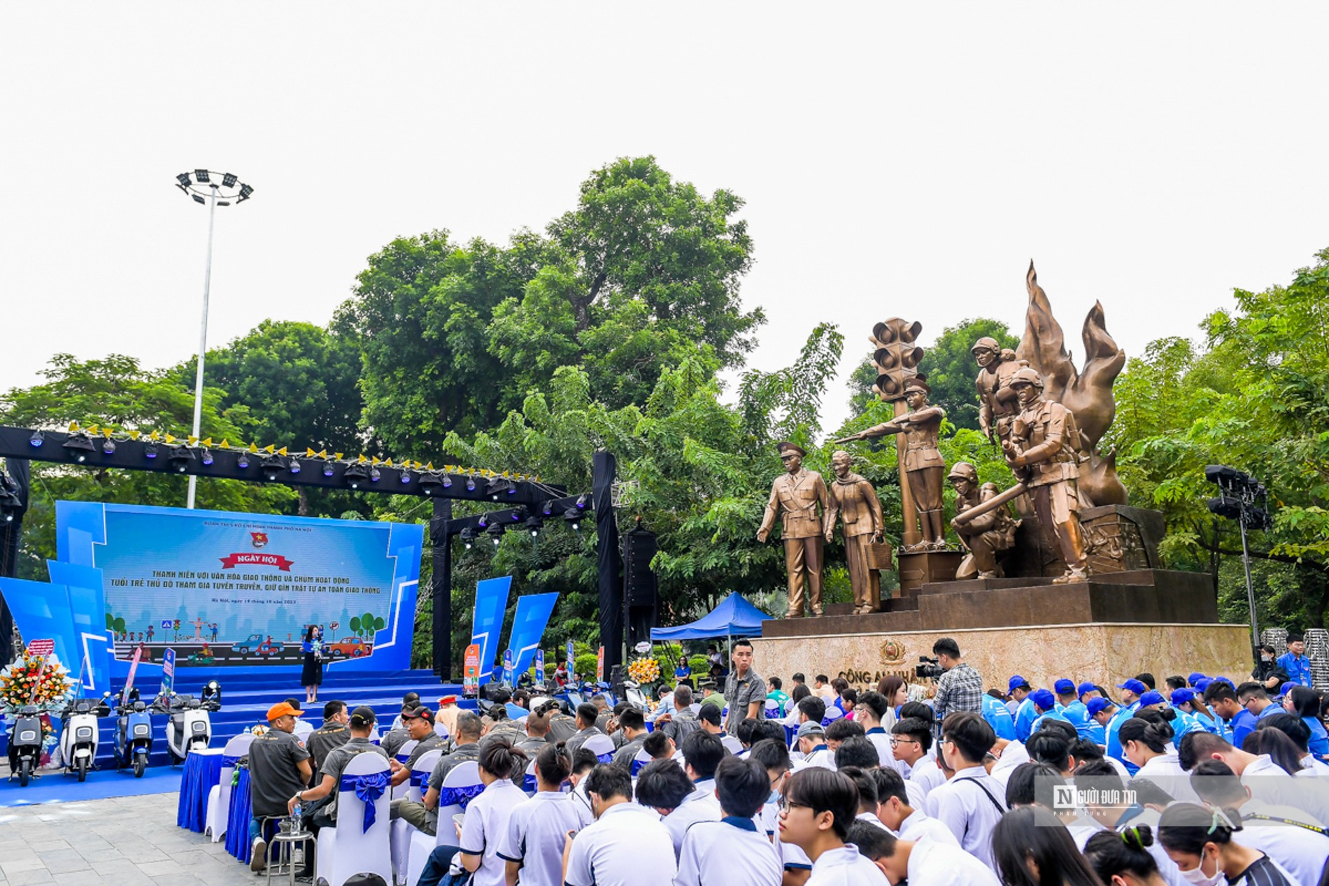 Dân sinh - Hà Nội: 150 thanh niên tham gia hỗ trợ lực lượng CSGT và TTGT