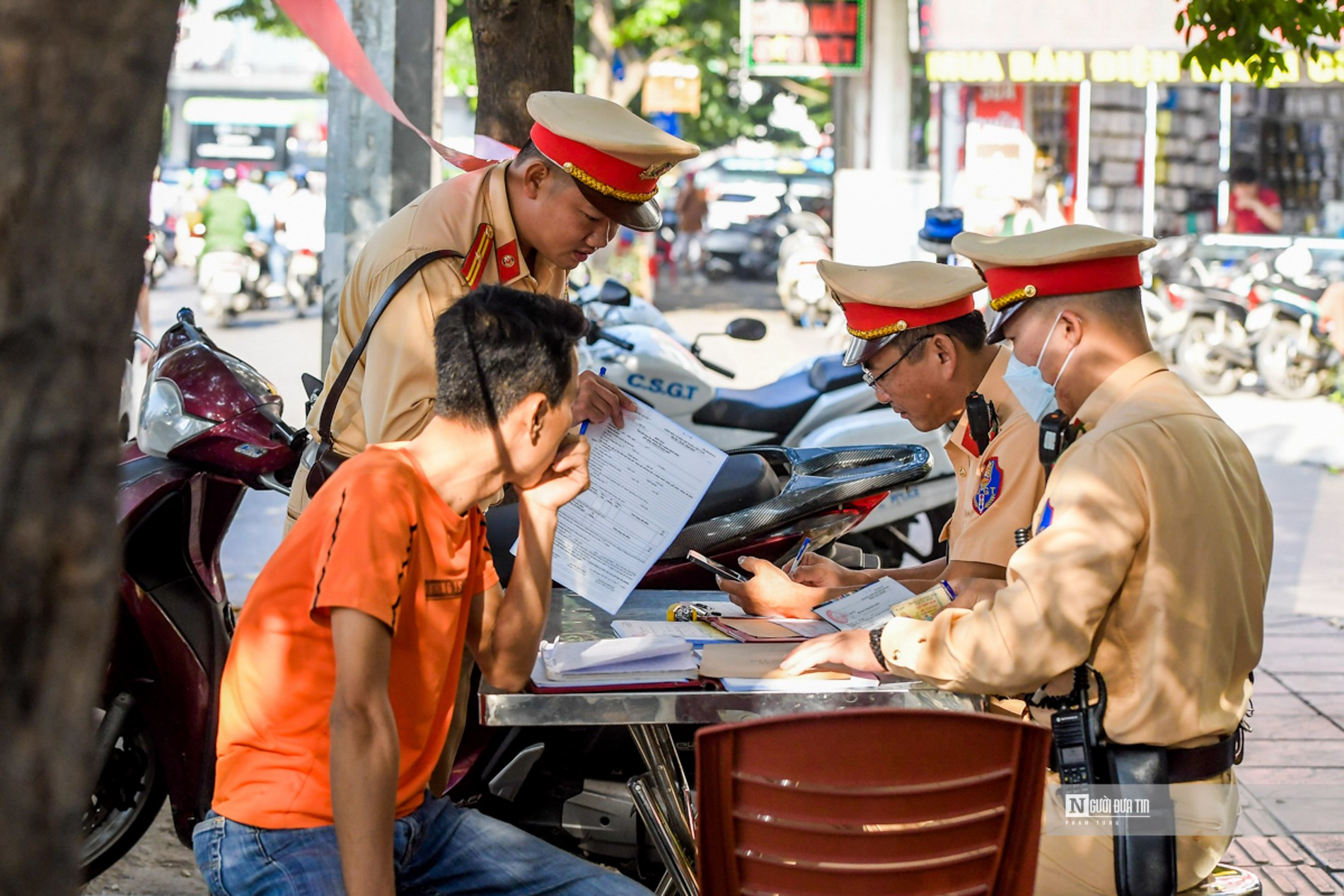 An ninh - Hình sự - Bất chấp nguy hiểm, nhiều xe máy “leo” lên đường Vành đai 2 trên cao (Hình 7).