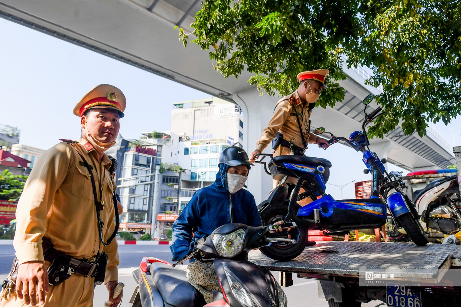 An ninh - Hình sự - Bất chấp nguy hiểm, nhiều xe máy “leo” lên đường Vành đai 2 trên cao (Hình 10).