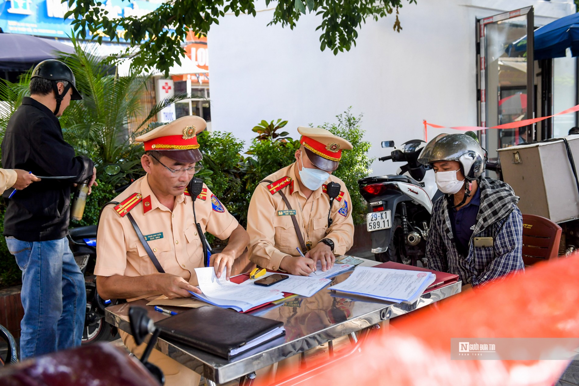 An ninh - Hình sự - Bất chấp nguy hiểm, nhiều xe máy “leo” lên đường Vành đai 2 trên cao (Hình 9).