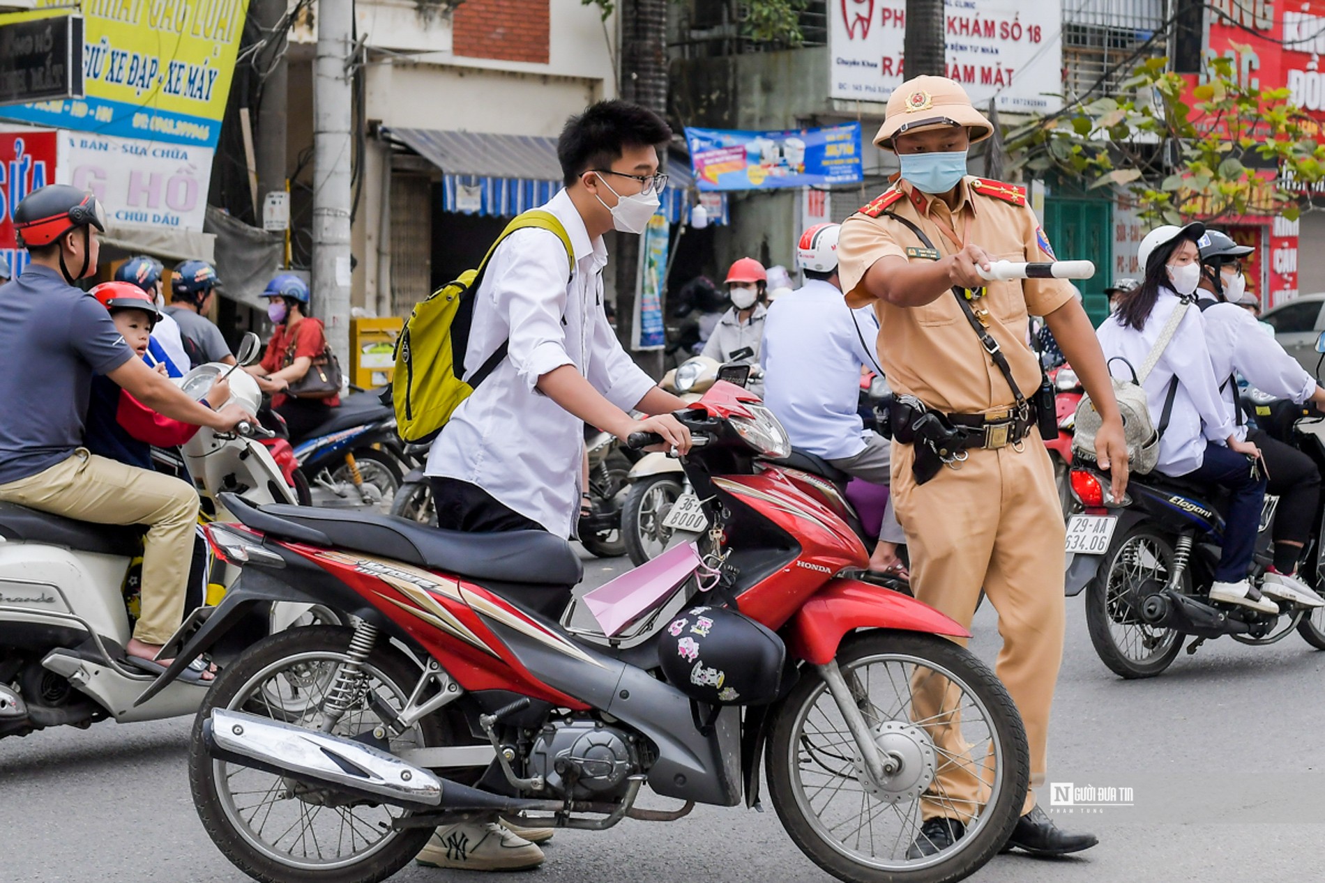 An ninh - Hình sự - Xử lý nhiều học sinh kẹp ba, không đội mũ bảo hiểm đến trường (Hình 6).