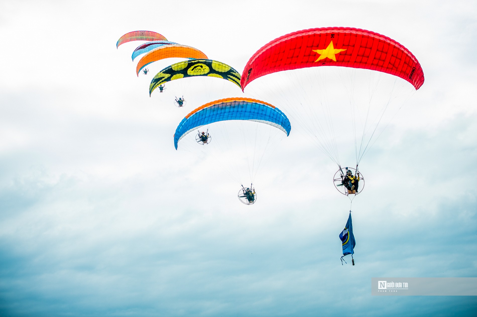 Dân sinh - Hàng trăm “chiến đấu cơ” nhào lộn, bay qua vòng lửa (Hình 15).