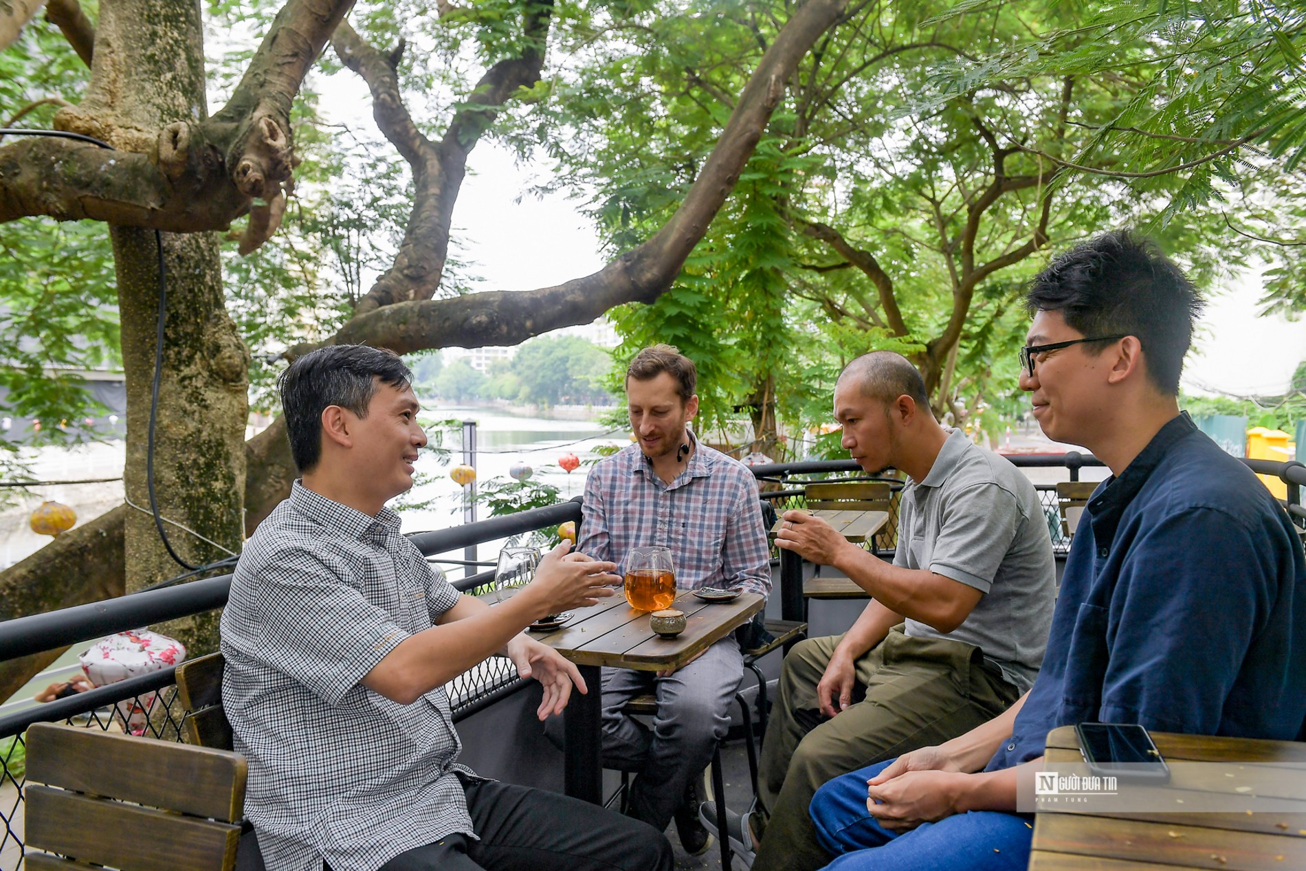 Dân sinh - Độc đáo không gian trà Việt trên tàu điện bánh hơi (Hình 3).