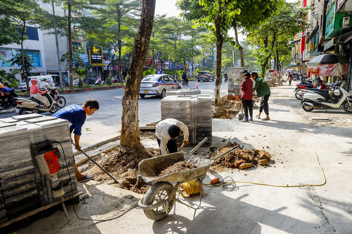 Dân sinh - Đến hẹn lại lên, Hà Nội ngổn ngang lát đá vỉa hè dịp cuối năm (Hình 10).