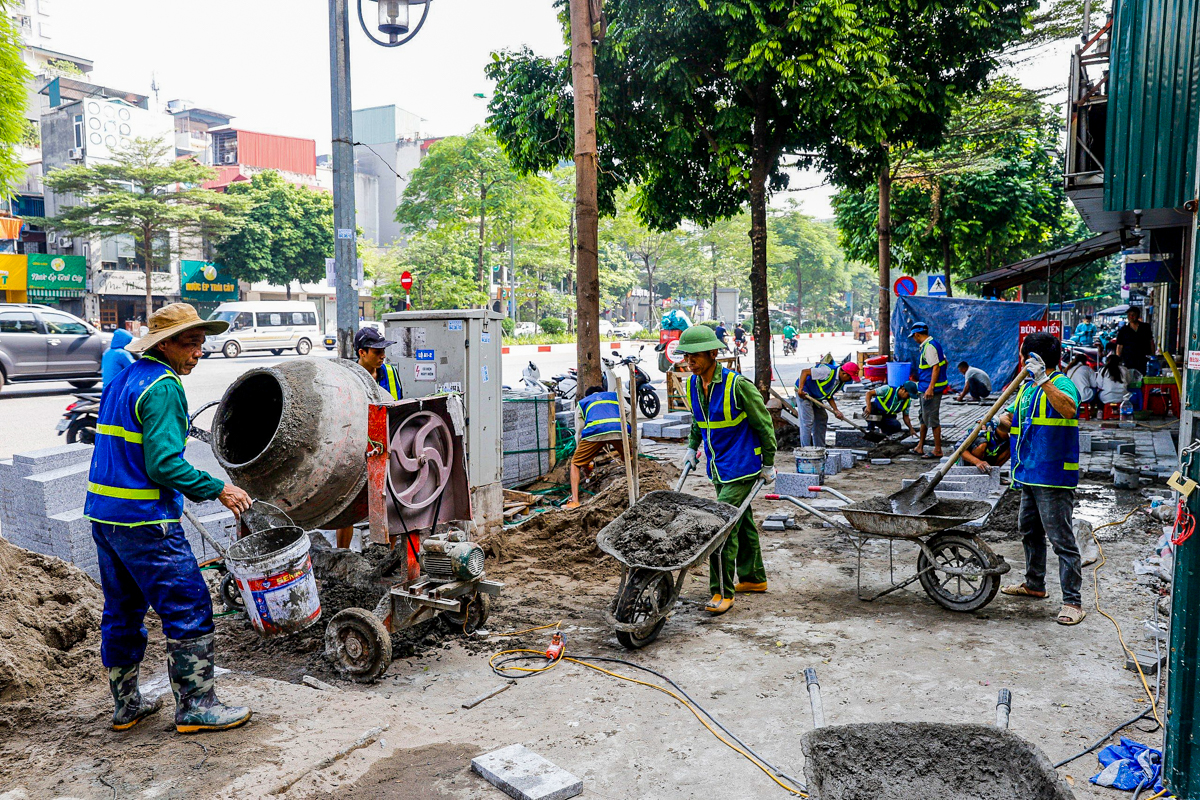 Dân sinh - Đến hẹn lại lên, Hà Nội ngổn ngang lát đá vỉa hè dịp cuối năm