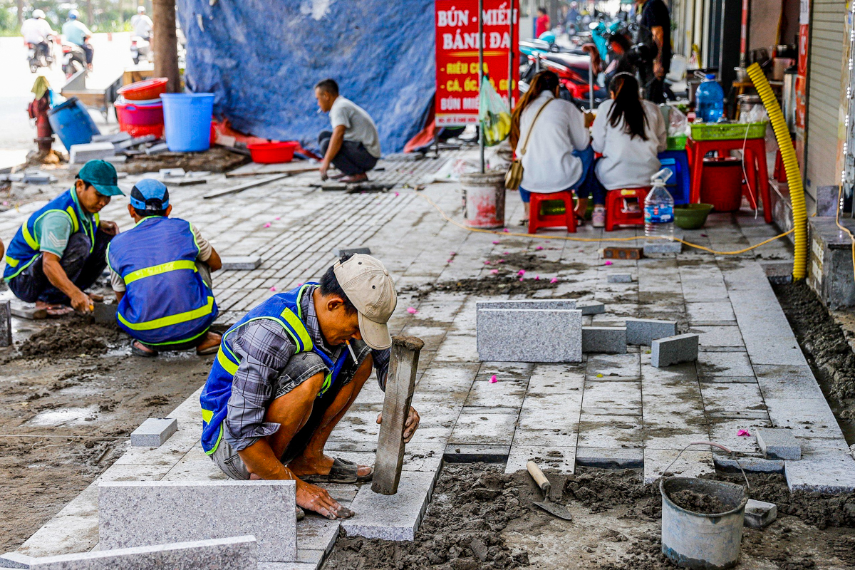 Dân sinh - Đến hẹn lại lên, Hà Nội ngổn ngang lát đá vỉa hè dịp cuối năm (Hình 2).