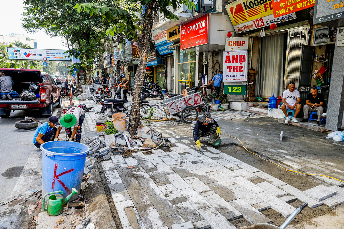 Dân sinh - Đến hẹn lại lên, Hà Nội ngổn ngang lát đá vỉa hè dịp cuối năm (Hình 5).