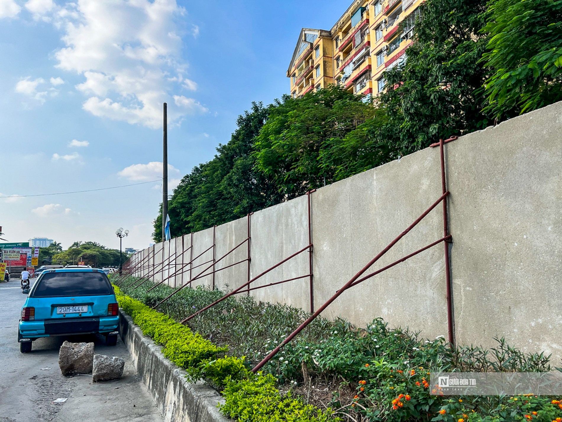 Dân sinh - Hà Nội: Dỡ tường rào tông trên đường vành đai 2,5