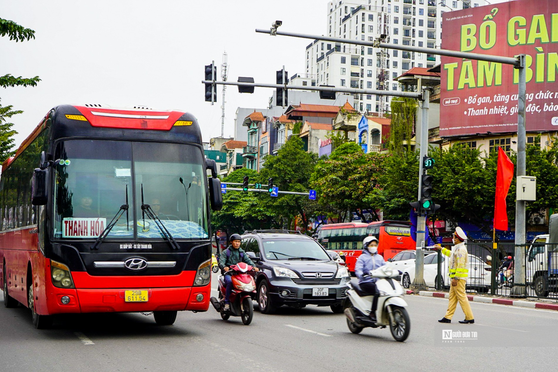 An ninh - Hình sự - Hà Nội: Triệt để xử lý đón khách sai quy định trên đường Giải Phóng (Hình 2).