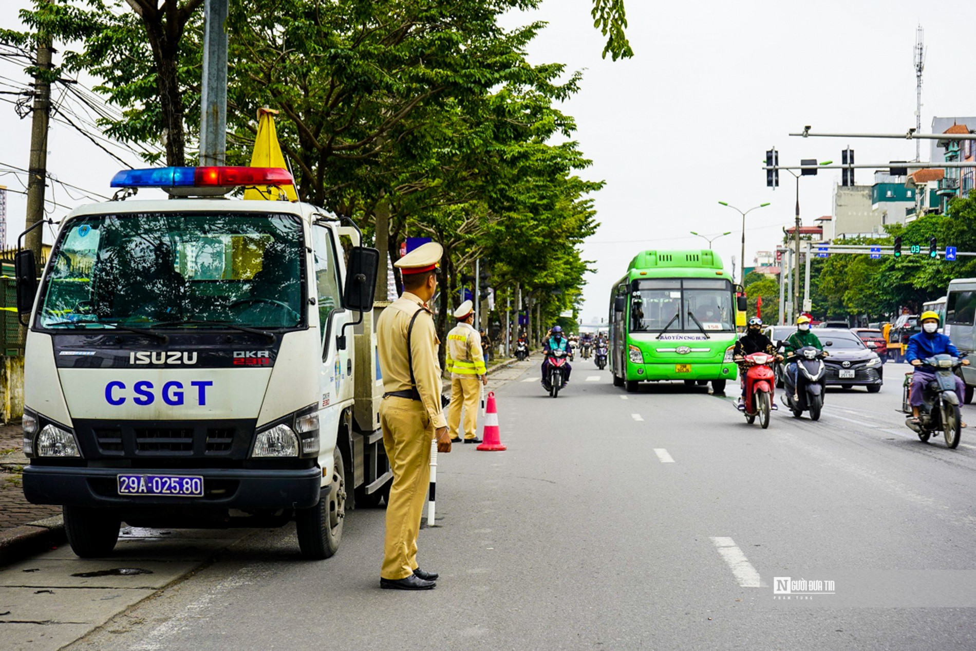 An ninh - Hình sự - Hà Nội: Triệt để xử lý đón khách sai quy định trên đường Giải Phóng