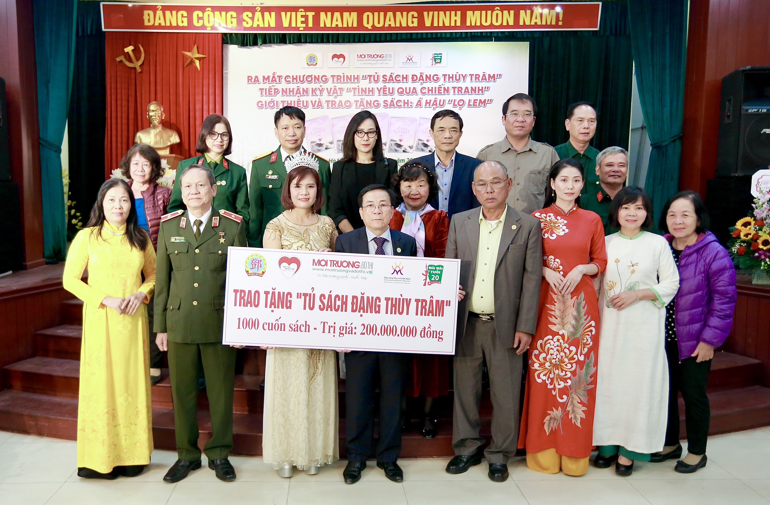 Văn hoá - Trao tặng “Tủ sách Đặng Thùy Trâm” cho trường học, bệnh viện