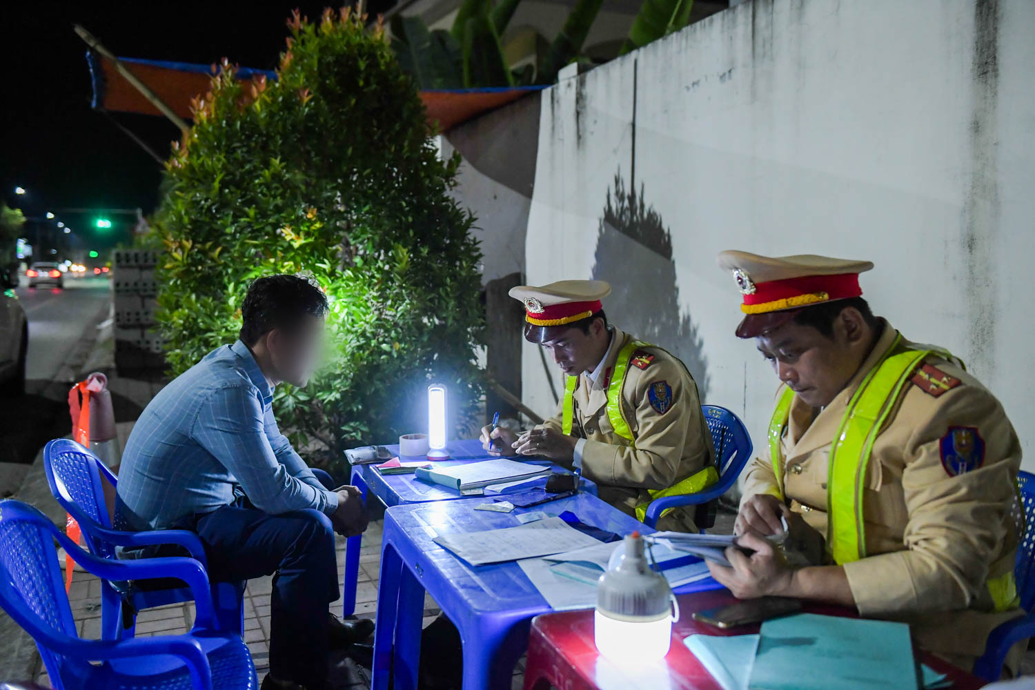 An ninh - Hình sự - Chủ quan 'nhậu từ trưa', hàng loạt lái xe bị xử lý nồng độ cồn (Hình 3).