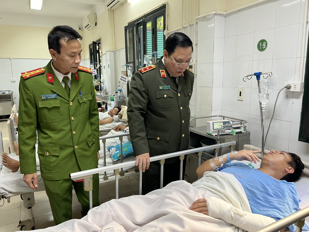 Dân sinh - Giám đốc Công an Hà Nội thăm hỏi Thượng úy CSCĐ bị gãy chân, tay