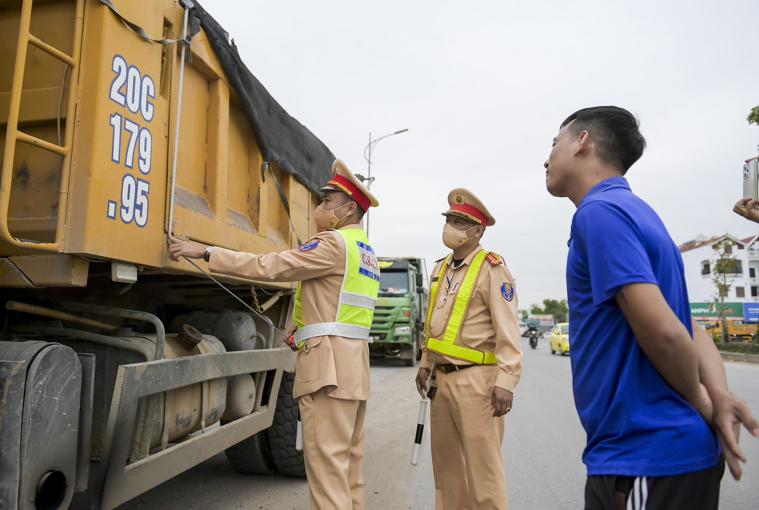 An ninh - Hình sự - Công an Hải Phòng mật phục, xử lý hàng loạt xe quá khổ, quá tải (Hình 2).