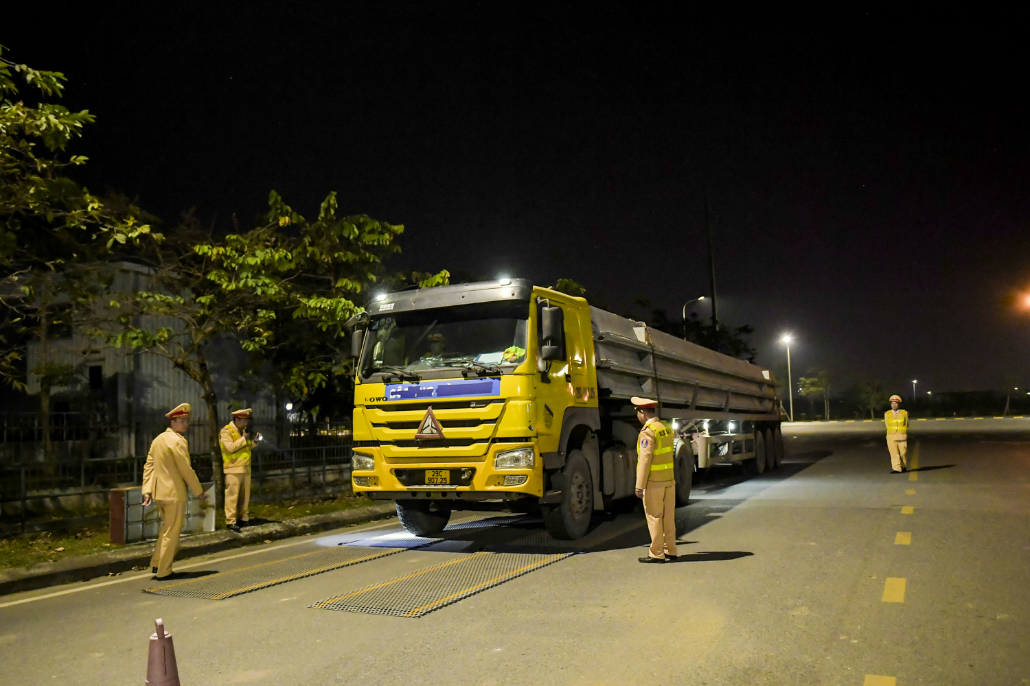 An ninh - Hình sự - Công an Hải Phòng mật phục, xử lý hàng loạt xe quá khổ, quá tải (Hình 10).