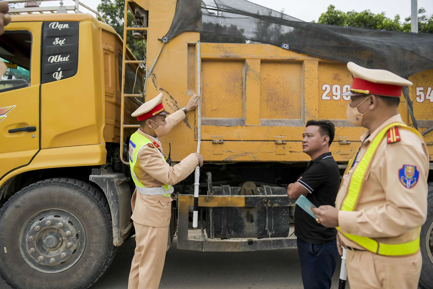 An ninh - Hình sự - Công an Hải Phòng mật phục, xử lý hàng loạt xe quá khổ, quá tải (Hình 3).