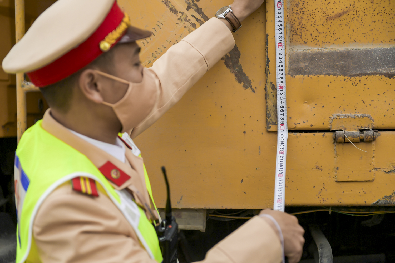 An ninh - Hình sự - Công an Hải Phòng mật phục, xử lý hàng loạt xe quá khổ, quá tải (Hình 4).