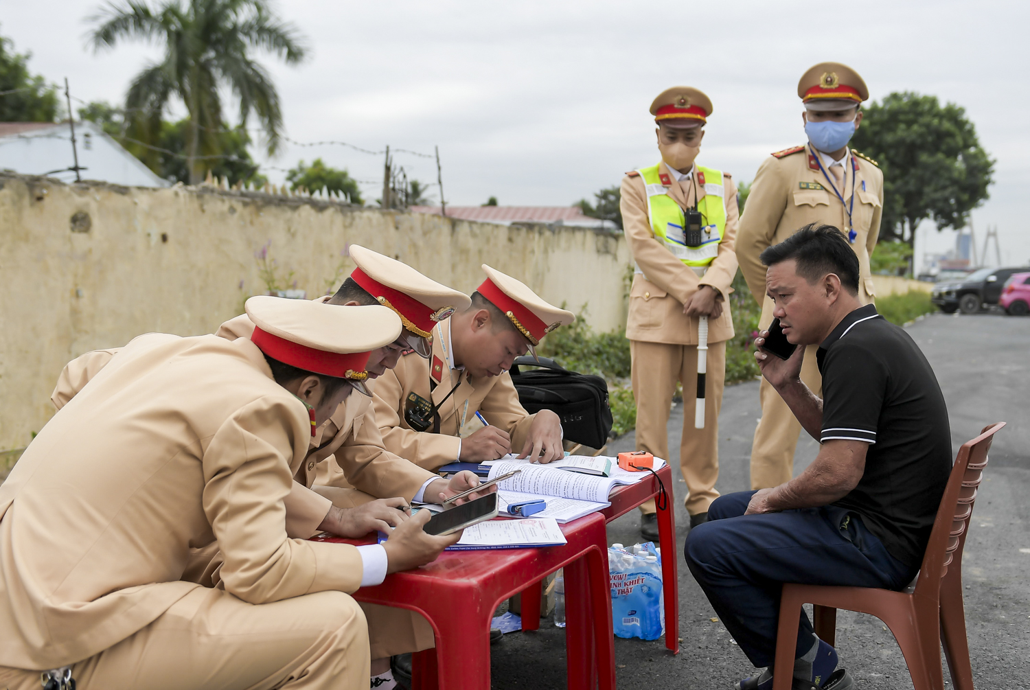 An ninh - Hình sự - Công an Hải Phòng mật phục, xử lý hàng loạt xe quá khổ, quá tải (Hình 5).