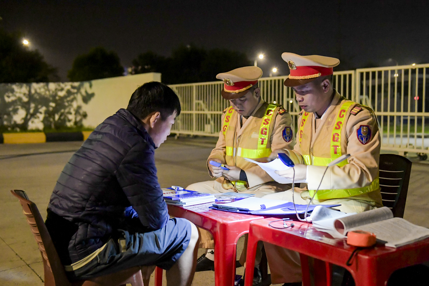 An ninh - Hình sự - Công an Hải Phòng mật phục, xử lý hàng loạt xe quá khổ, quá tải (Hình 8).