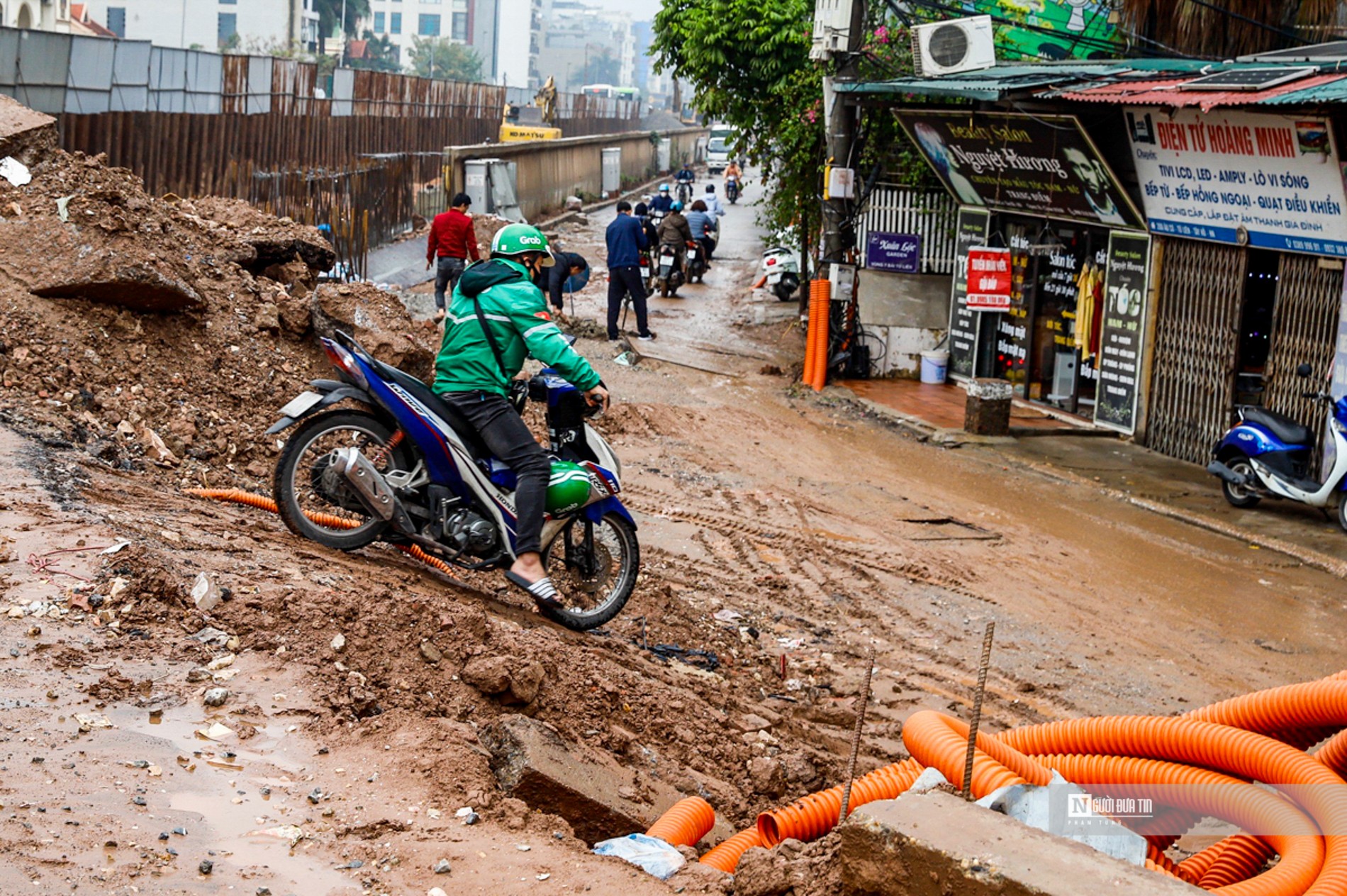 Dân sinh - Người dân bì bõm lội nước qua dự án trị giá 816 tỷ đồng (Hình 11).