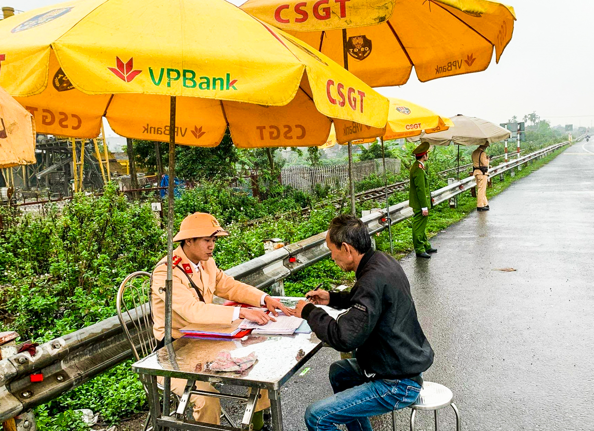 An ninh - Hình sự - Công an Hà Nội đội mưa triển khai 2 tổ công tác “đặc biệt” (Hình 3).