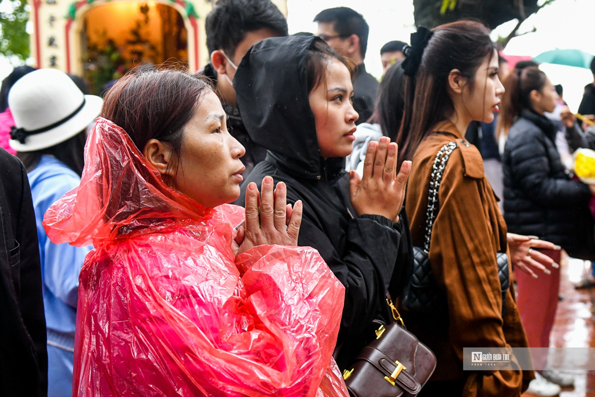 Dân sinh - Hàng nghìn người dân đội mưa lễ phủ Tây Hồ 'trả lễ' cuối năm (Hình 6).