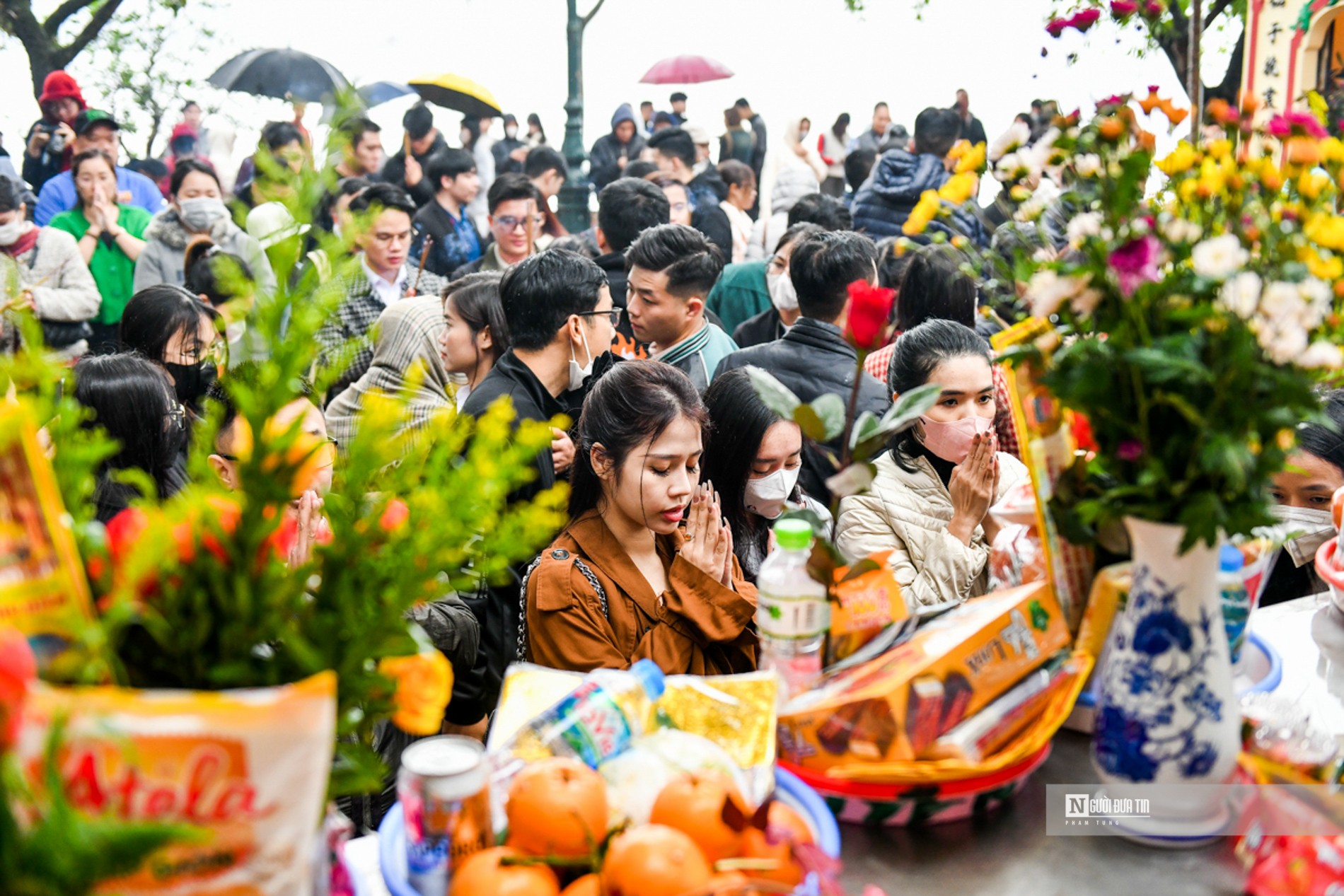 Dân sinh - Hàng nghìn người dân đội mưa lễ phủ Tây Hồ 'trả lễ' cuối năm (Hình 9).