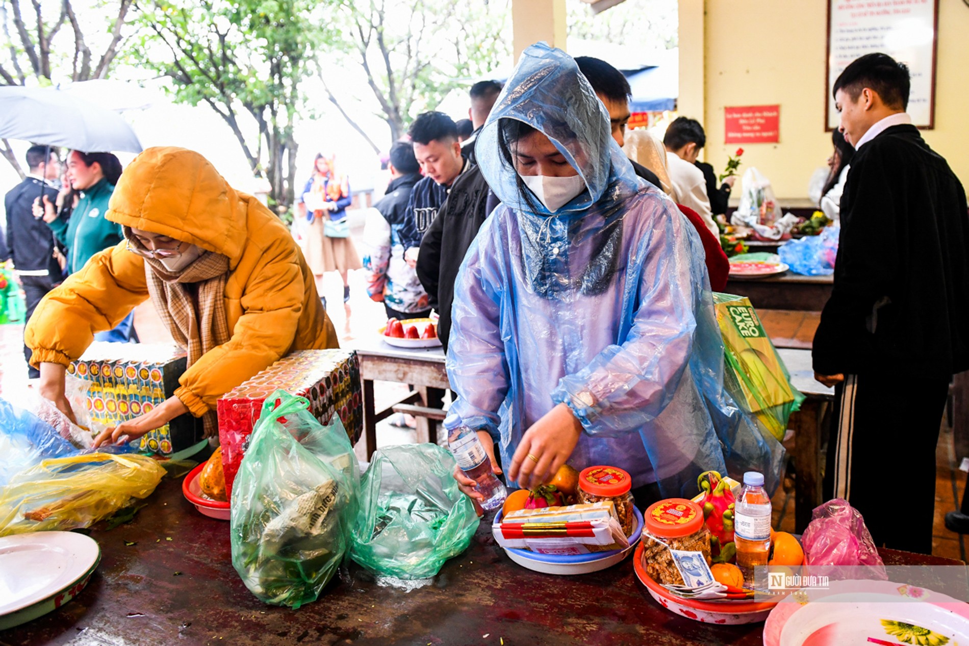 Dân sinh - Hàng nghìn người dân đội mưa lễ phủ Tây Hồ 'trả lễ' cuối năm (Hình 2).