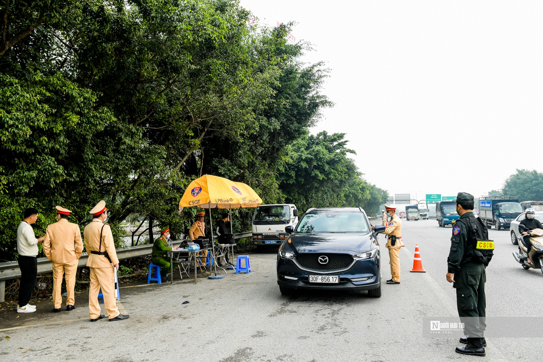 An ninh - Hình sự - Hà Nội: Nhiều xe dừng xe không đúng nơi quy định bị CSGT xử lý